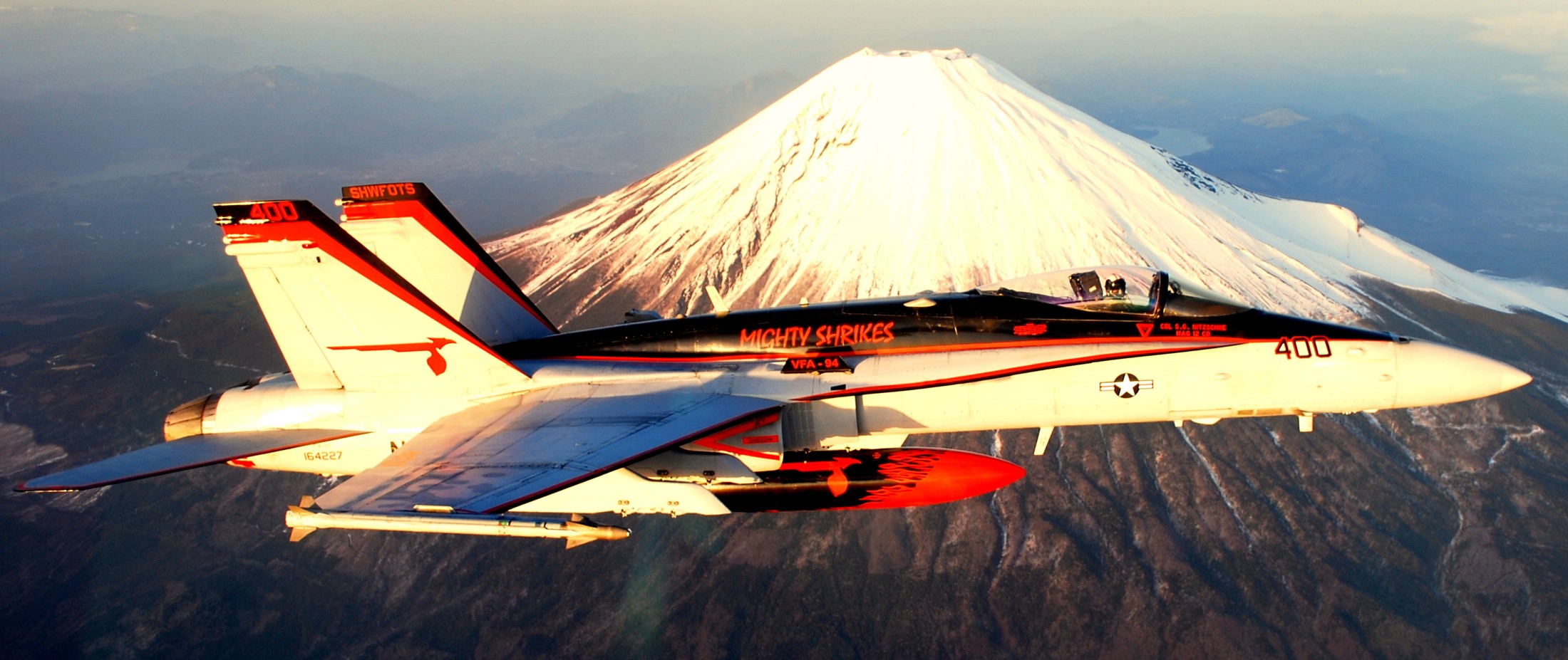 vfa-94 mighty shrikes strike fighter squadron f/a-18c hornet us navy mcas iwakuni mount fuji 42p