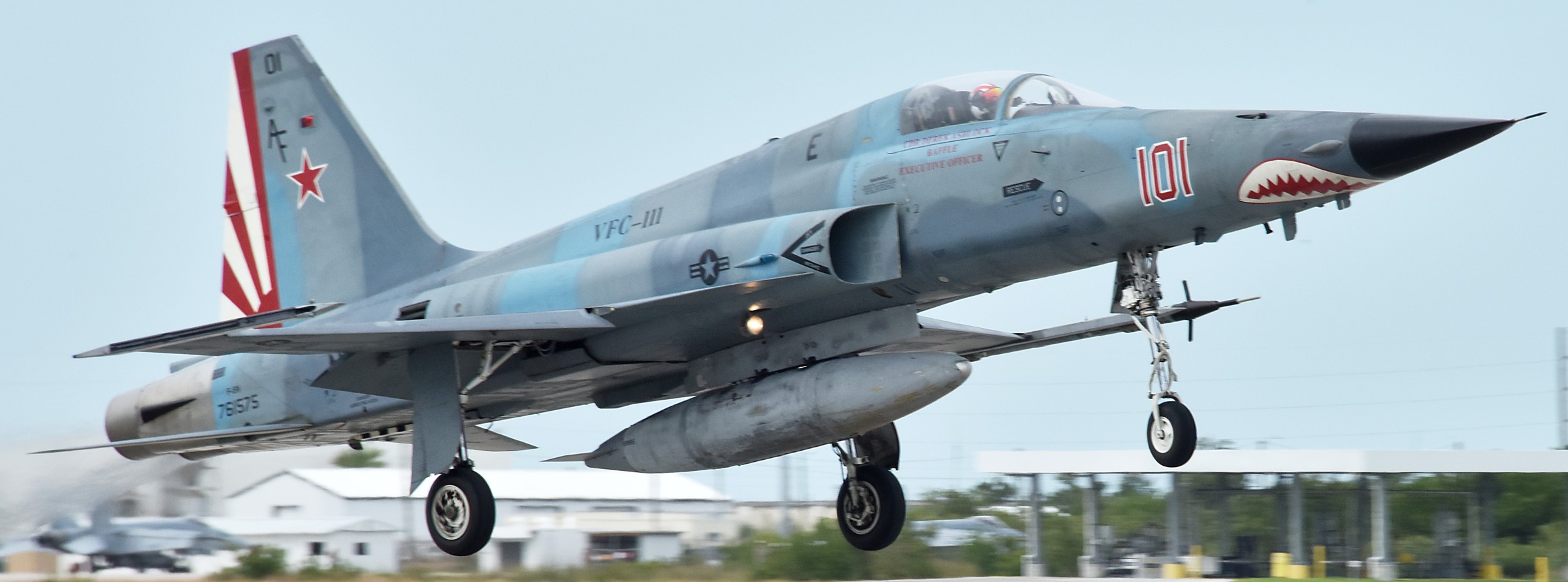 vfc-111 sun downers fighter squadron composite us navy f-5n tiger ii adversary 17