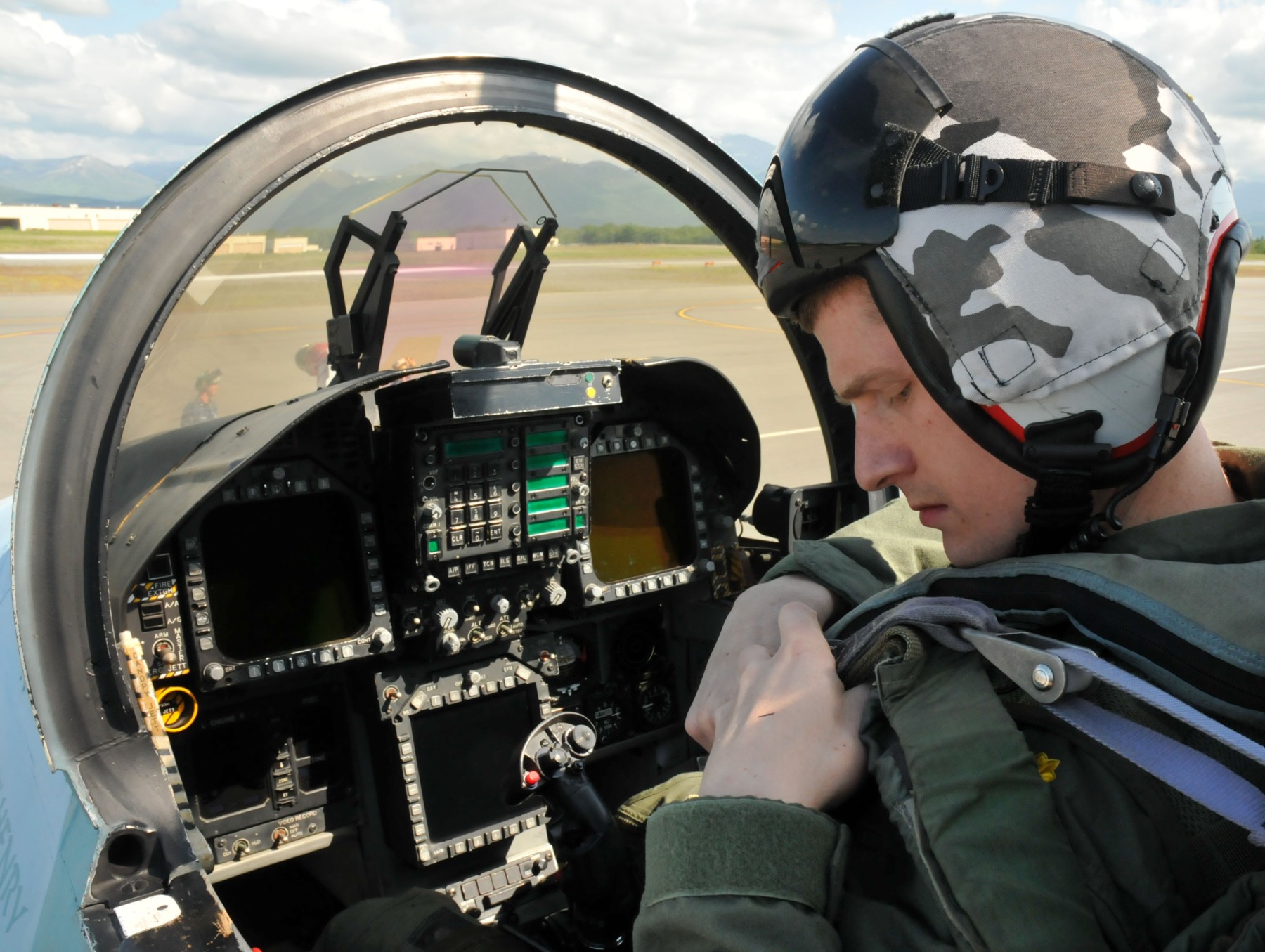 vfc-12 fighting omars fighter squadron composite us navy f/a-18c hornet adversary cockpit 13