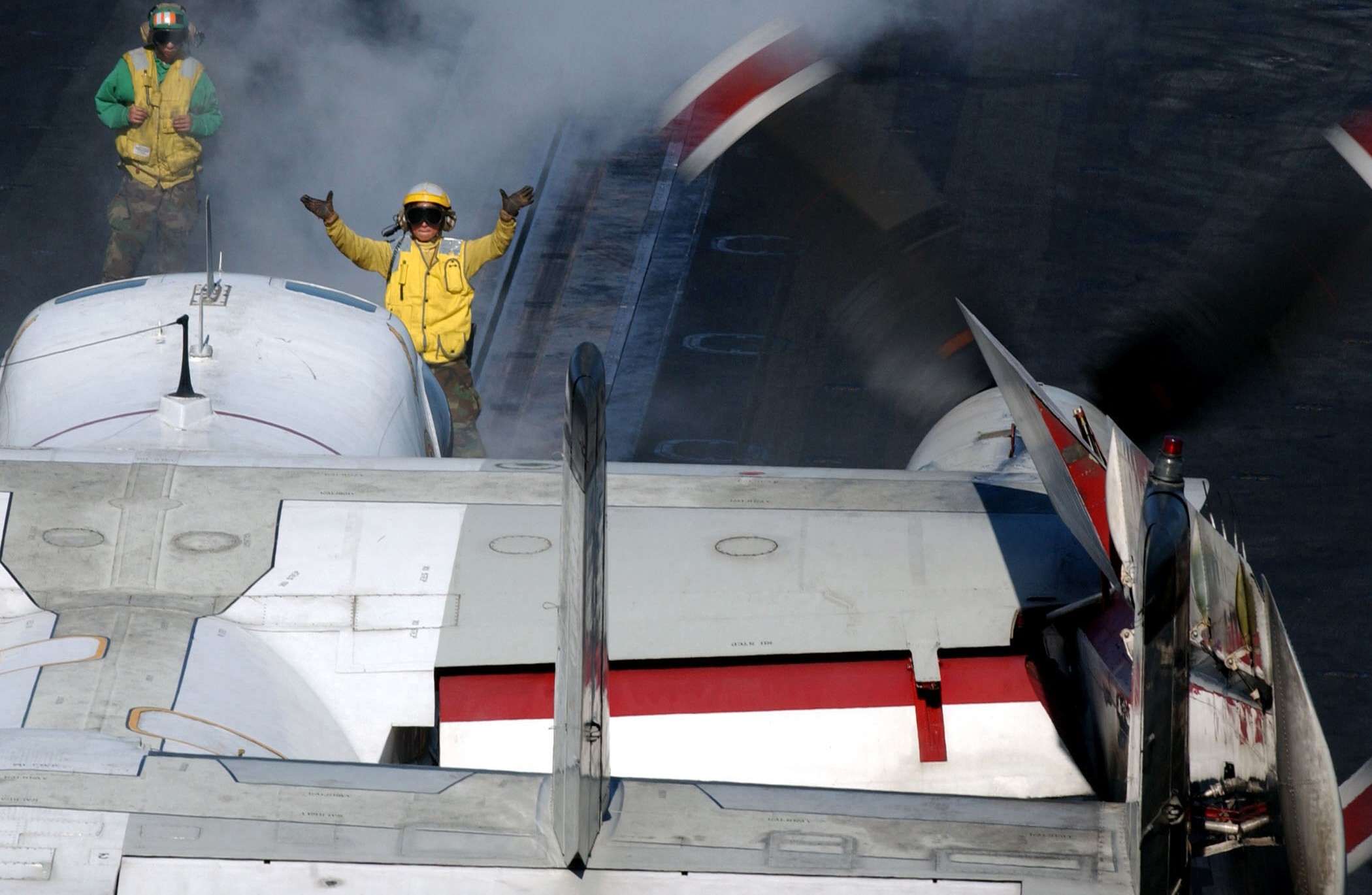 vrc-30 providers fleet logistics support squadron flelogsuppron grumman c-2a greyhound detachment uss theodore roosevelt cvn-71 204