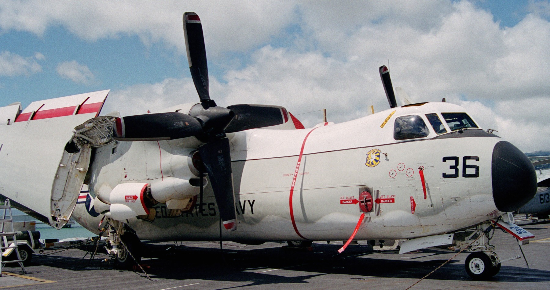 vrc-30 providers fleet logistics support squadron flelogsuppron grumman c-2a greyhound detachment uss abraham lincoln cvn-72 211