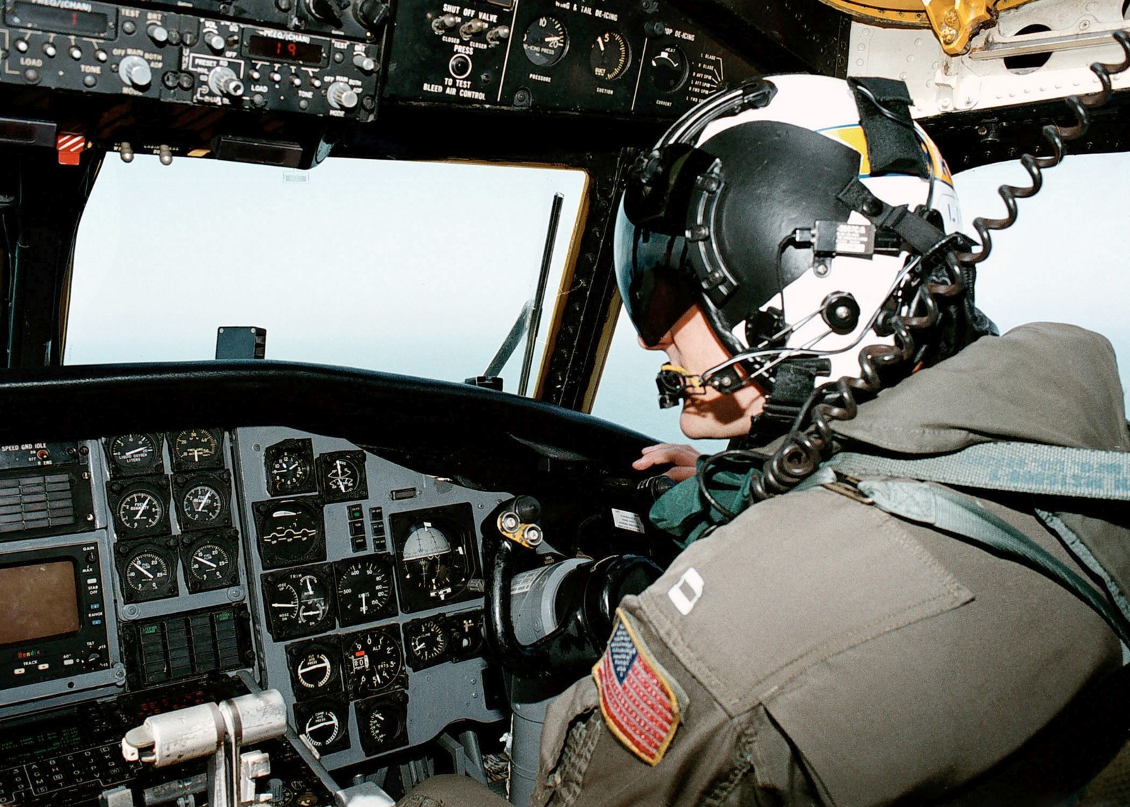 vrc-30 providers fleet logistics support squadron flelogsuppron grumman c-2a greyhound detachment uss abraham lincoln cvn-72 215 cockpit view