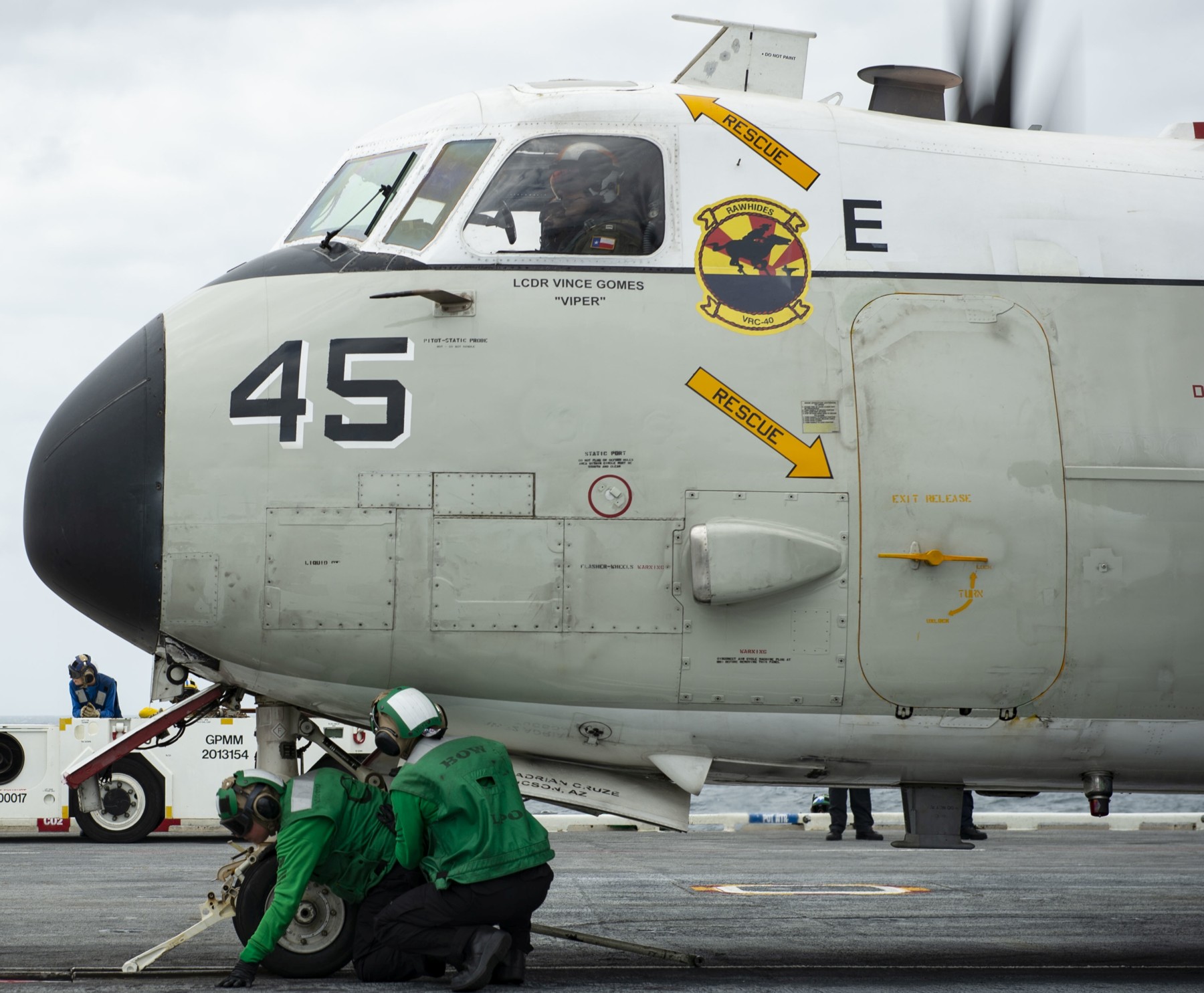 vrc-40 rawhides fleet logistics support squadron flelogsupron us navy grumman c-2a greyhound uss dwight d. eisenhower cvn-69 51