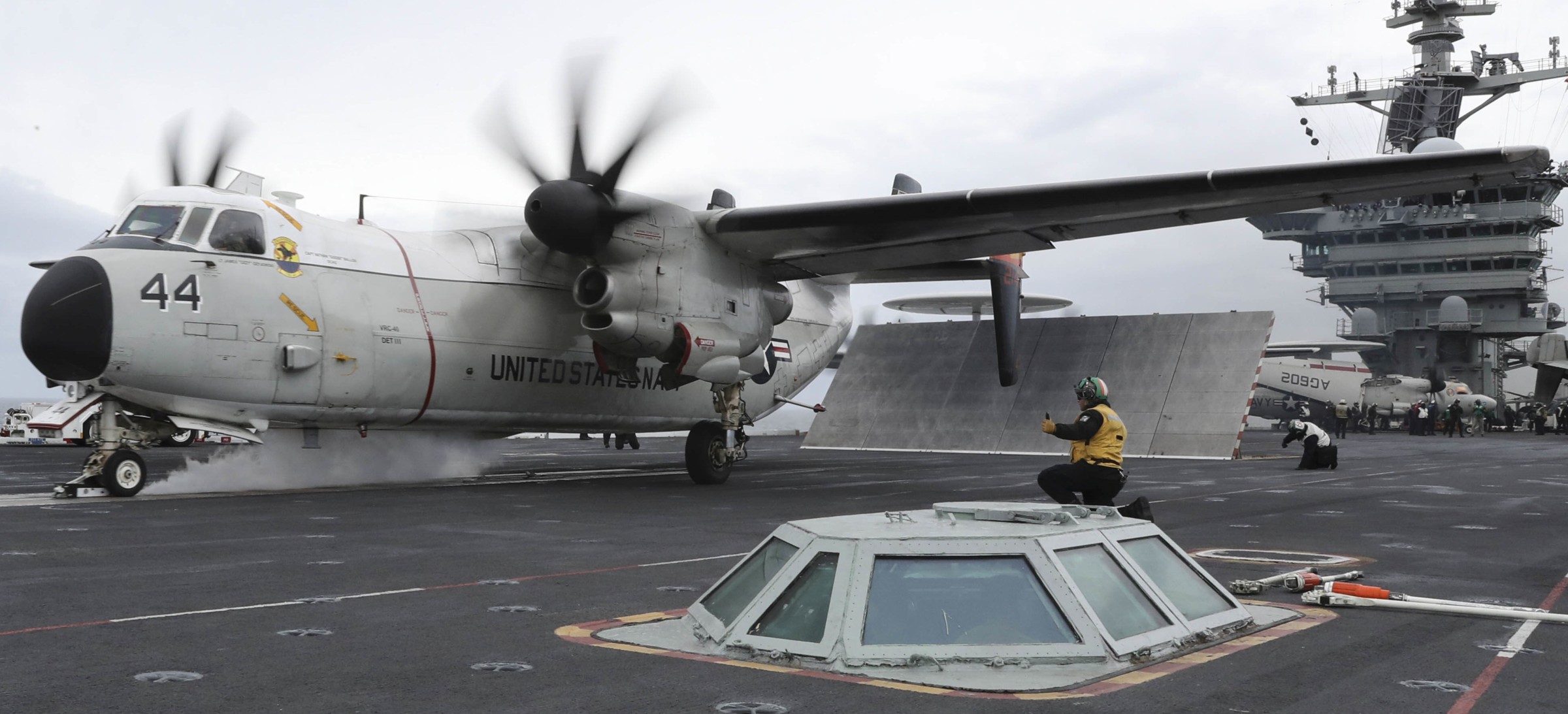 vrc-40 rawhides fleet logistics support squadron flelogsupron us navy grumman c-2a greyhound uss abraham lincoln cvn-72 57