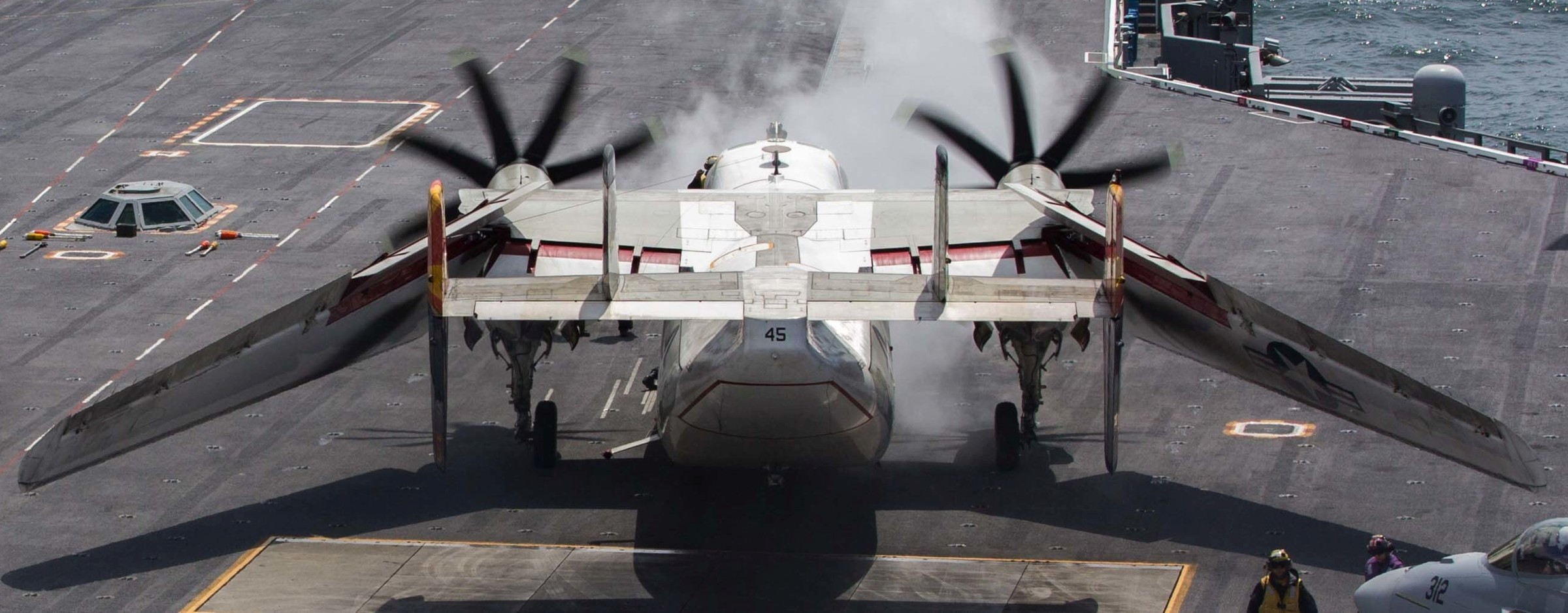 vrc-40 rawhides fleet logistics support squadron flelogsupron us navy grumman c-2a greyhound uss abraham lincoln cvn-72 71