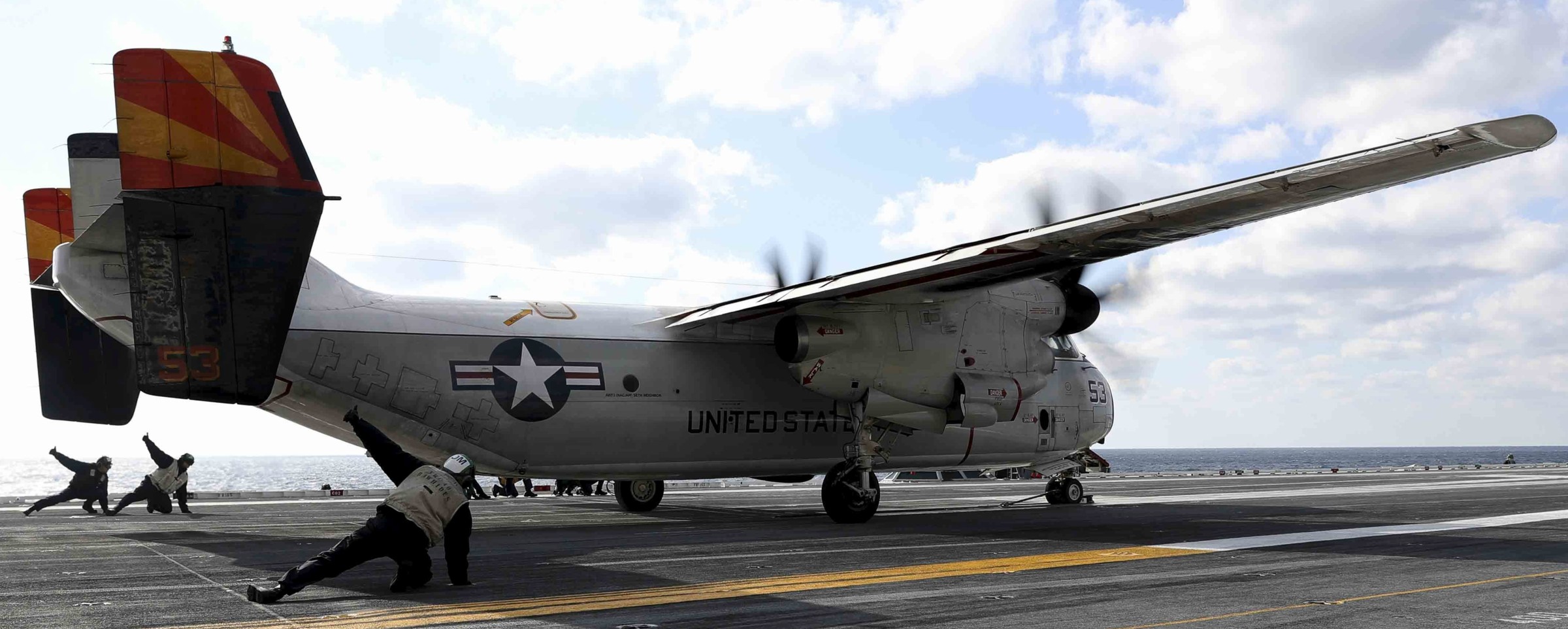 vrc-40 rawhides fleet logistics support squadron flelogsupron us navy grumman c-2a greyhound uss abraham lincoln cvn-72 75