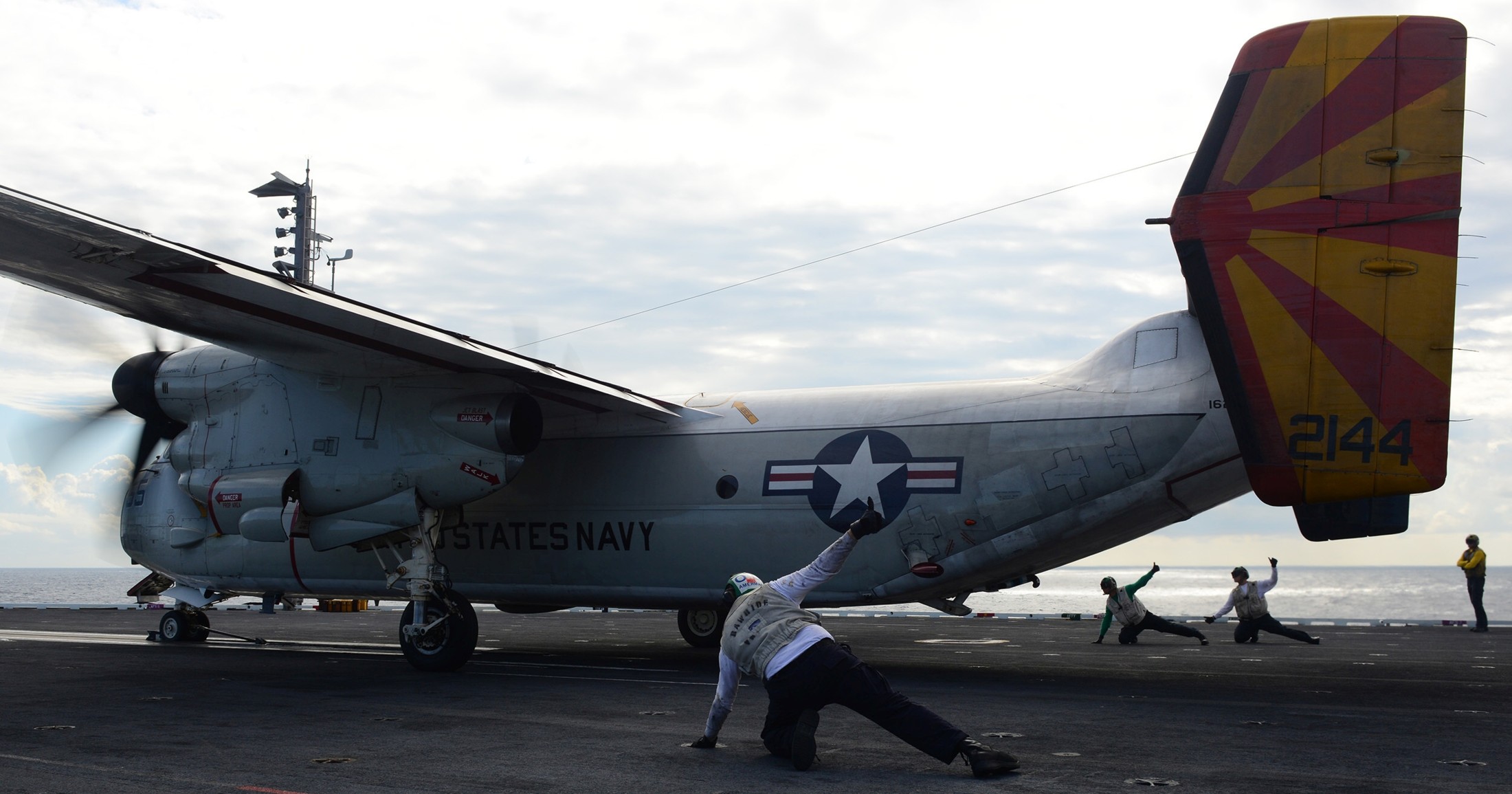 vrc-40 rawhides fleet logistics support squadron flelogsupron us navy grumman c-2a greyhound uss harry s. truman cvn-75 77