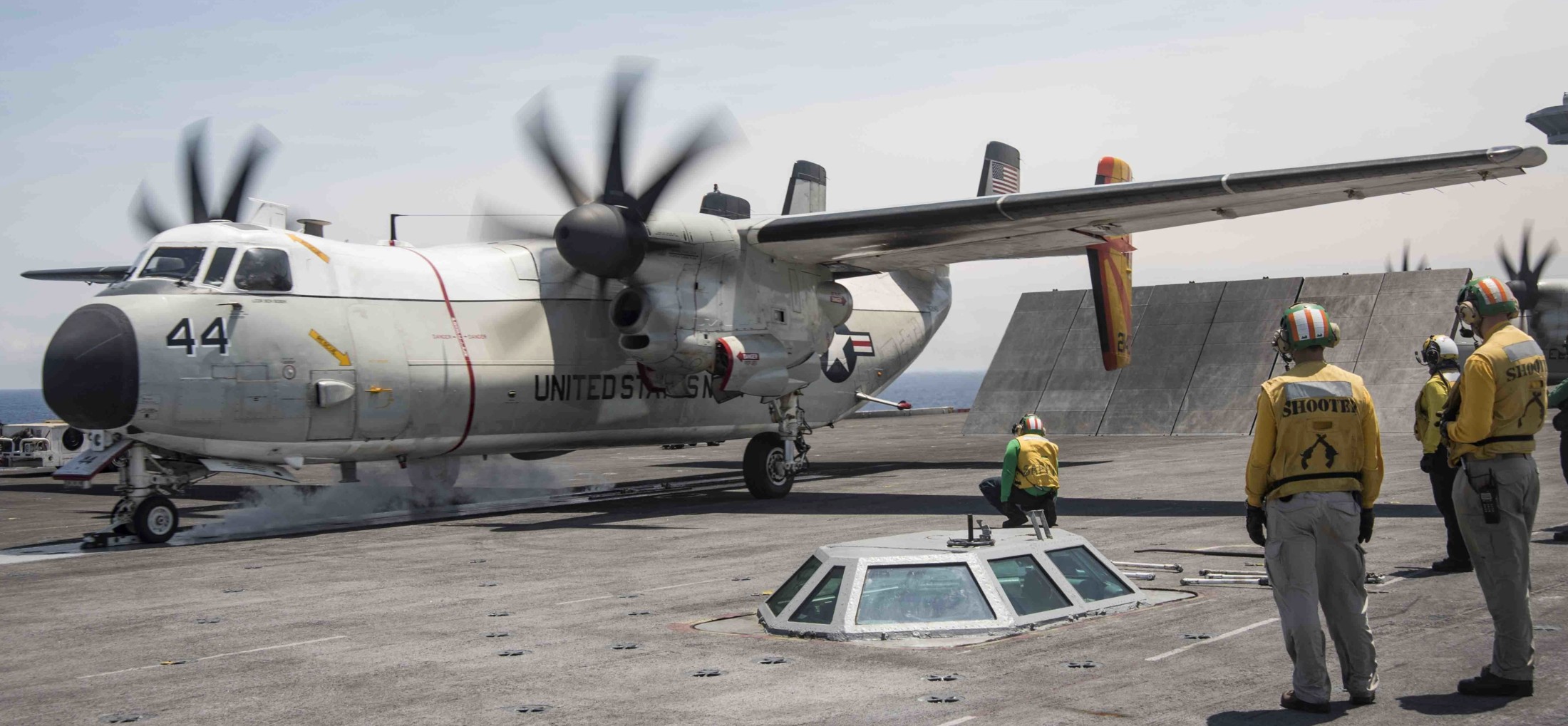 vrc-40 rawhides fleet logistics support squadron flelogsupron us navy grumman c-2a greyhound uss dwight d. eisenhower cvn-69 90