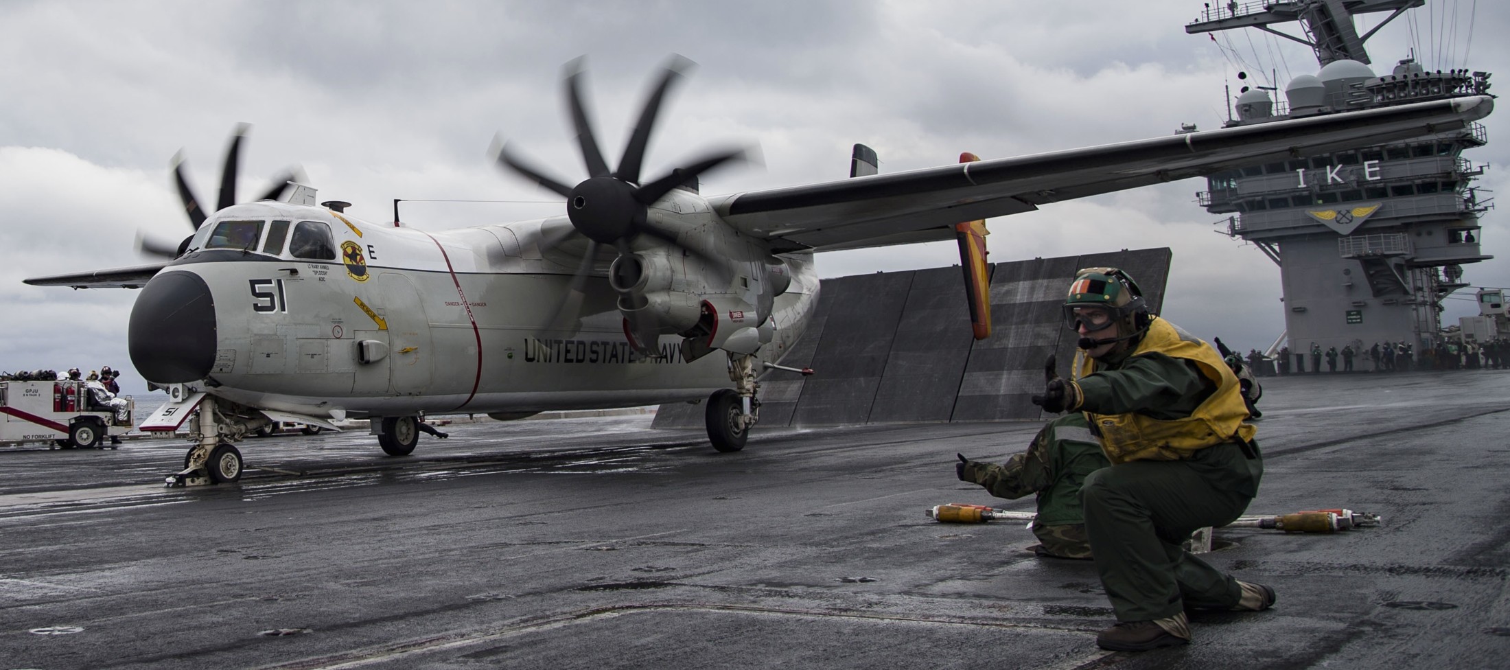 vrc-40 rawhides fleet logistics support squadron flelogsupron us navy grumman c-2a greyhound uss dwight d. eisenhower cvn-69 102