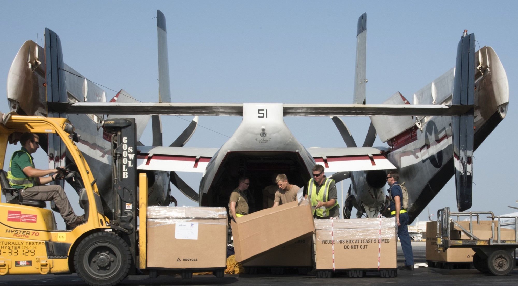 vrc-40 rawhides fleet logistics support squadron flelogsupron us navy grumman c-2a greyhound manama bahrain 110