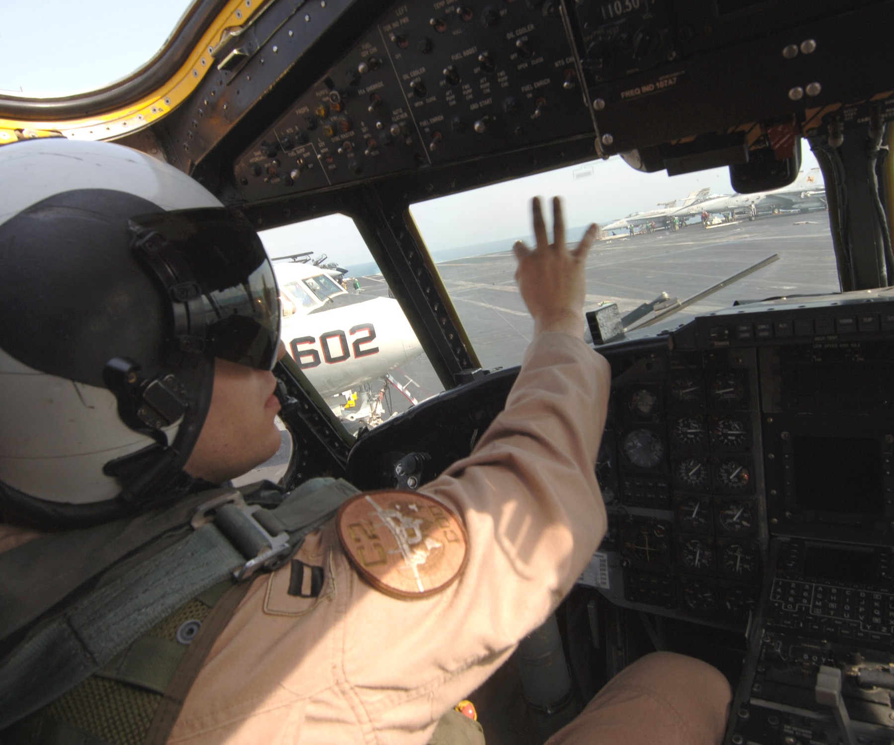 vrc-40 rawhides fleet logistics support squadron flelogsupron us navy grumman c-2a greyhound uss theodore roosevelt cvn-71 221 cockpit
