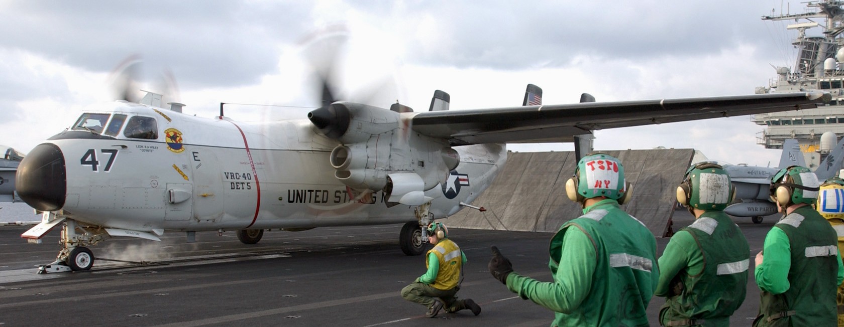 vrc-40 rawhides fleet logistics support squadron flelogsupron us navy grumman c-2a greyhound uss theodore roosevelt cvn-71 248