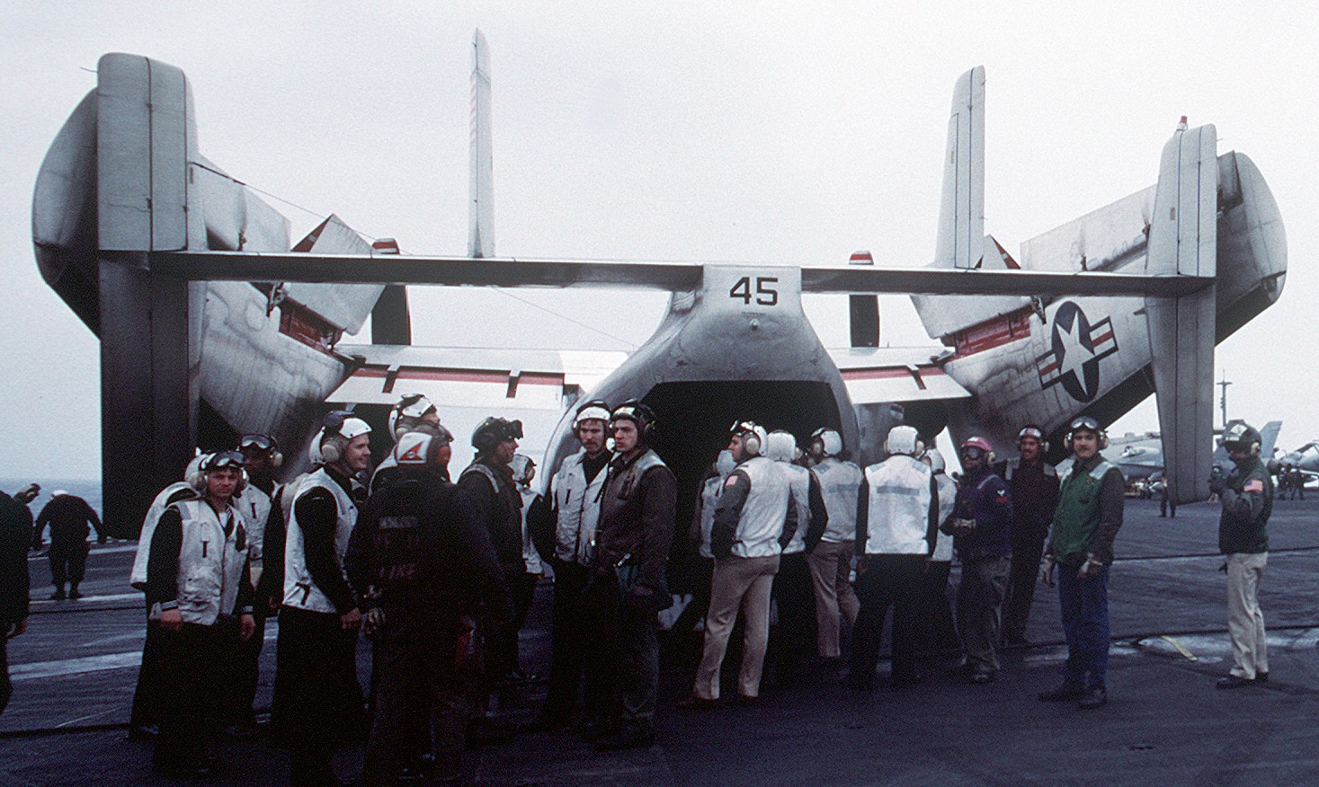 vrc-40 rawhides fleet logistics support squadron flelogsupron us navy grumman c-2a greyhound uss john f. kennedy cv-67 270