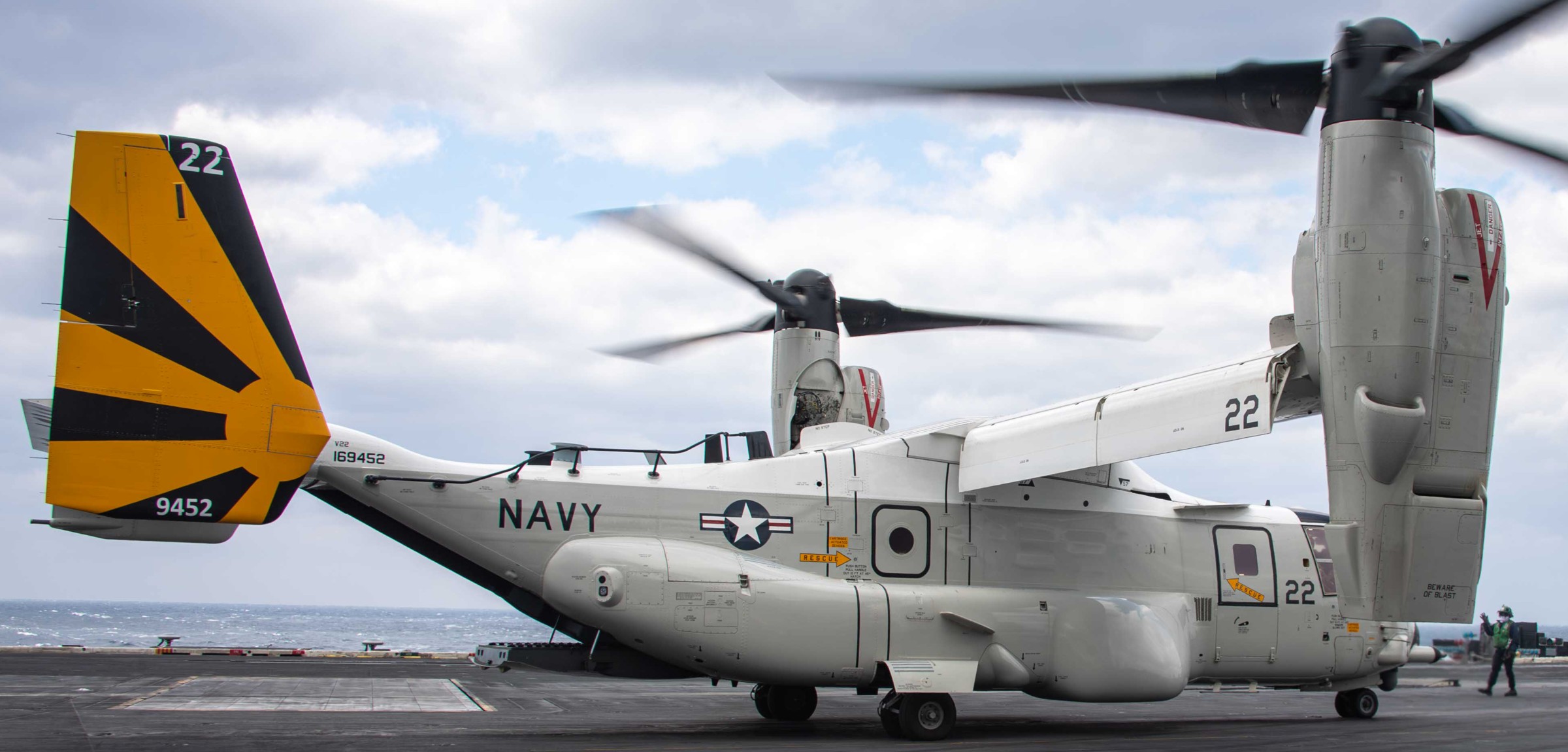 vrm-30 titans fleet logistics multi mission squadron navy cmv-22b osprey uss carl vinson cvn-70 160