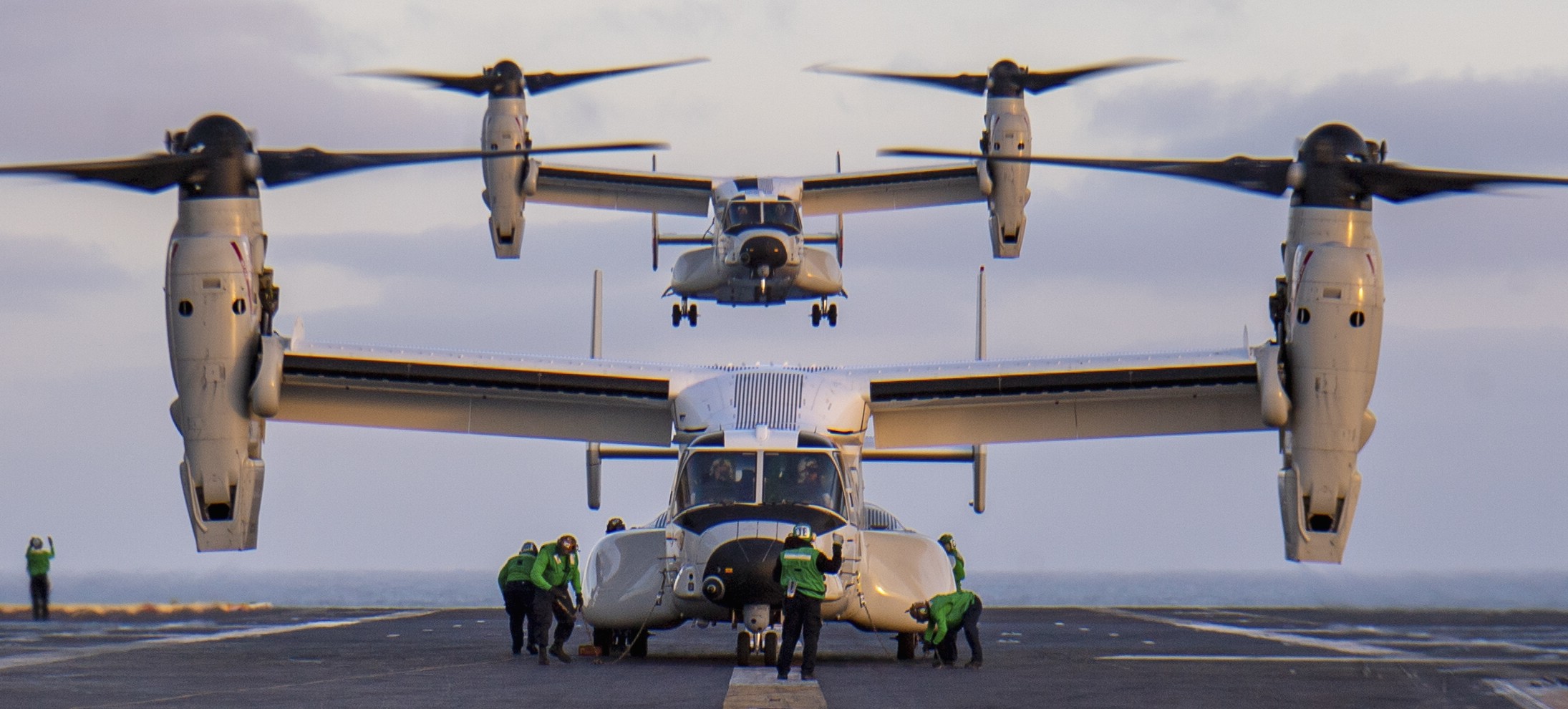vrm-50 sun hawks fleet logistics multi mission squadron us navy cmv-22b osprey replacement frs uss nimitz cvn-68 25