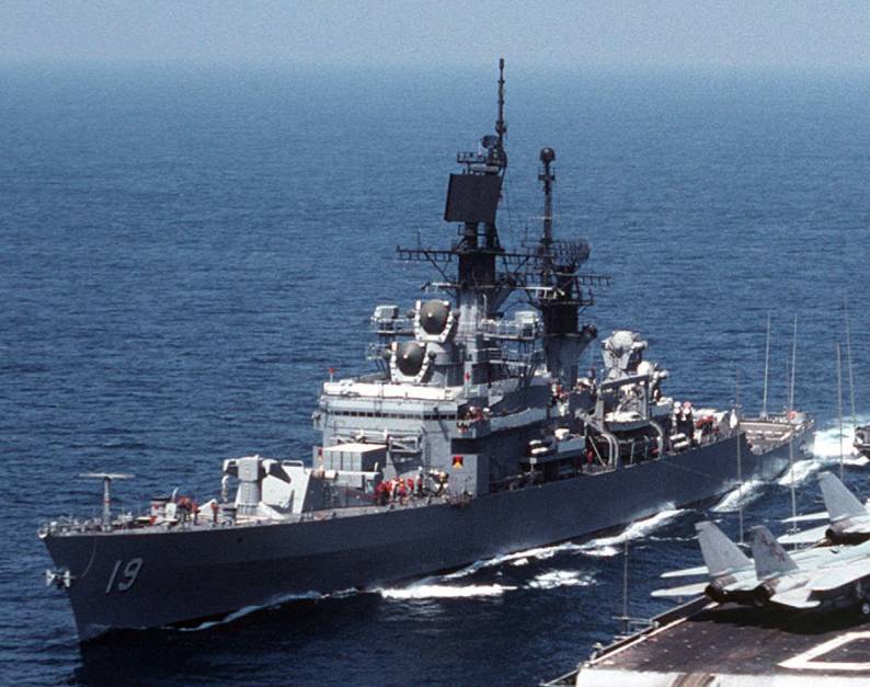 dlg cg 19 uss dale leahy class cruiser underway with uss saratoga cv 60 1984