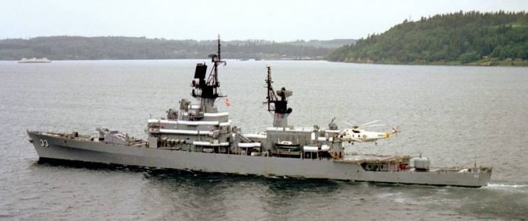 USS Fox CG 33 - Belknap class guided missile cruiser - US Navy