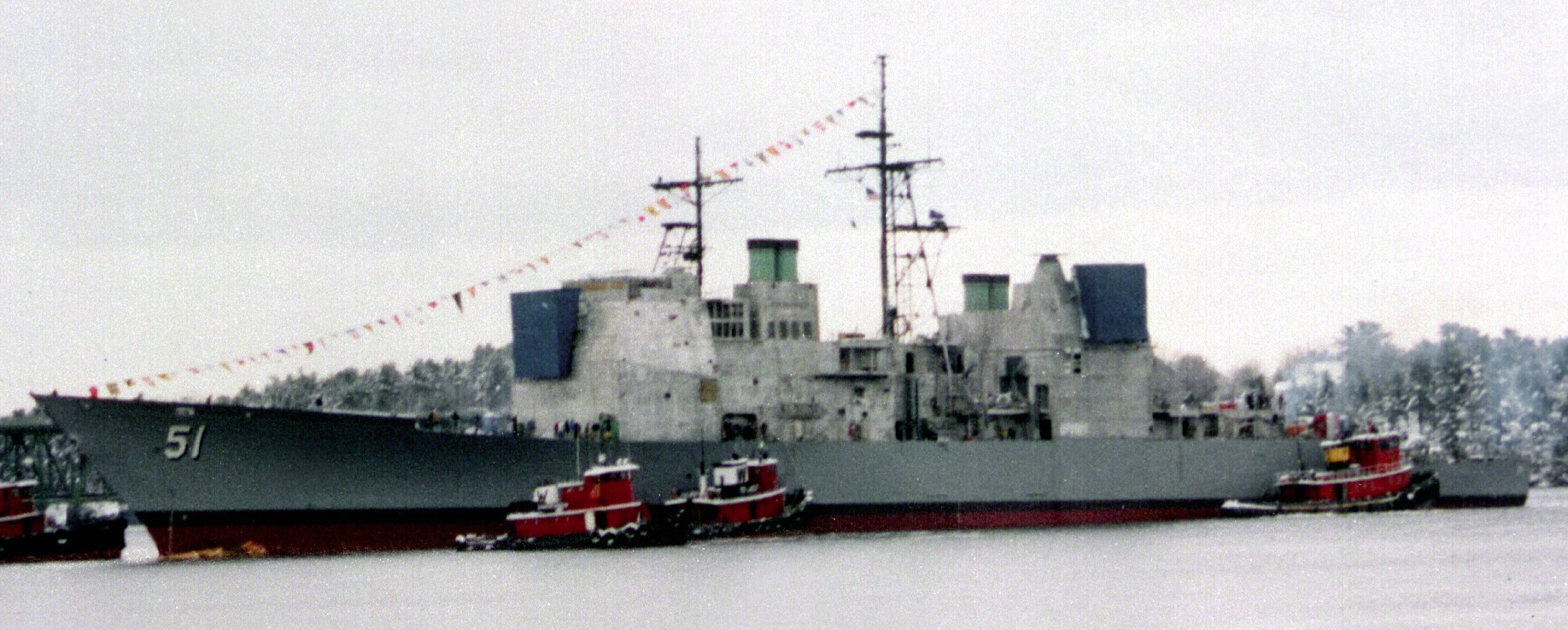 cg-51 uss thomas s. gates ticonderoga class guided missile cruiser aegis us navy launching bath iron works 22