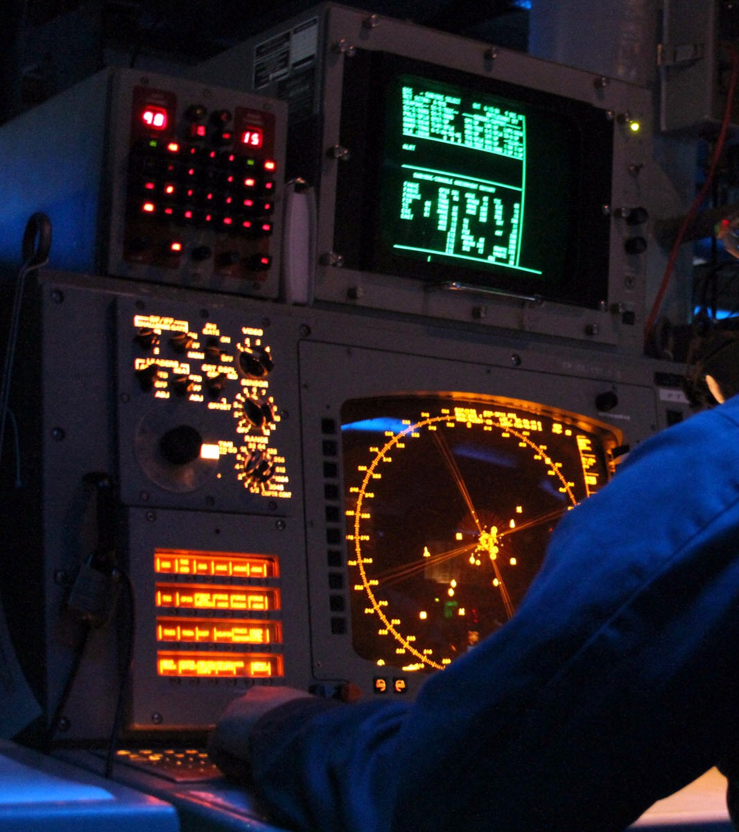 cg-67 uss shiloh ticonderoga class guided missile cruiser aegis us navy combat information center radar console 18