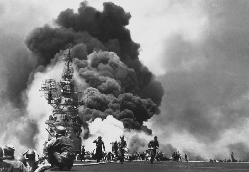 cv-17 uss bunker hill essex class aircraft carrier kamikaze attacks 1945