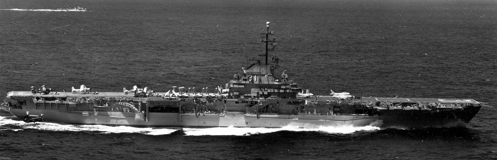 cva-31 uss bon homme richard essex class aircraft carrier air group cvg-21 42