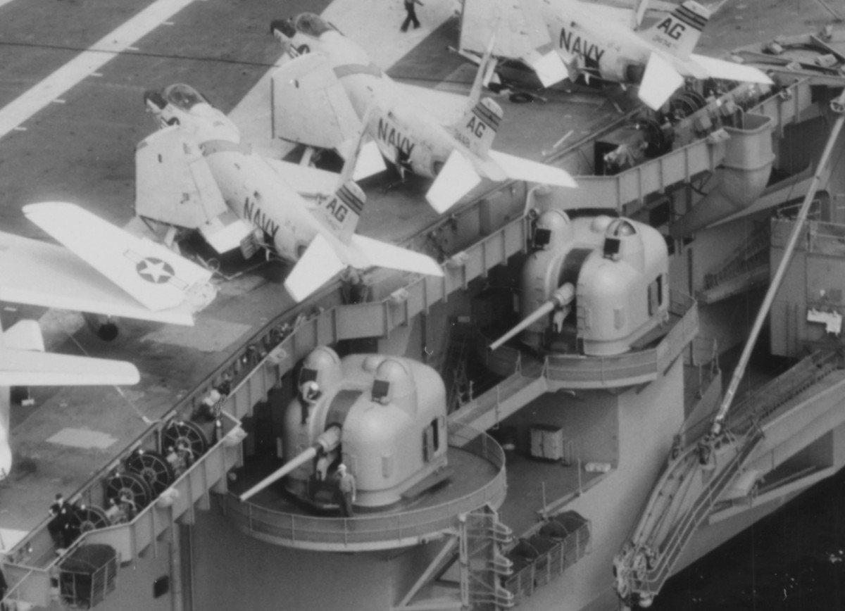 uss independence cv-62 forrestal class aircraft carrier mk.42 5-inches gun