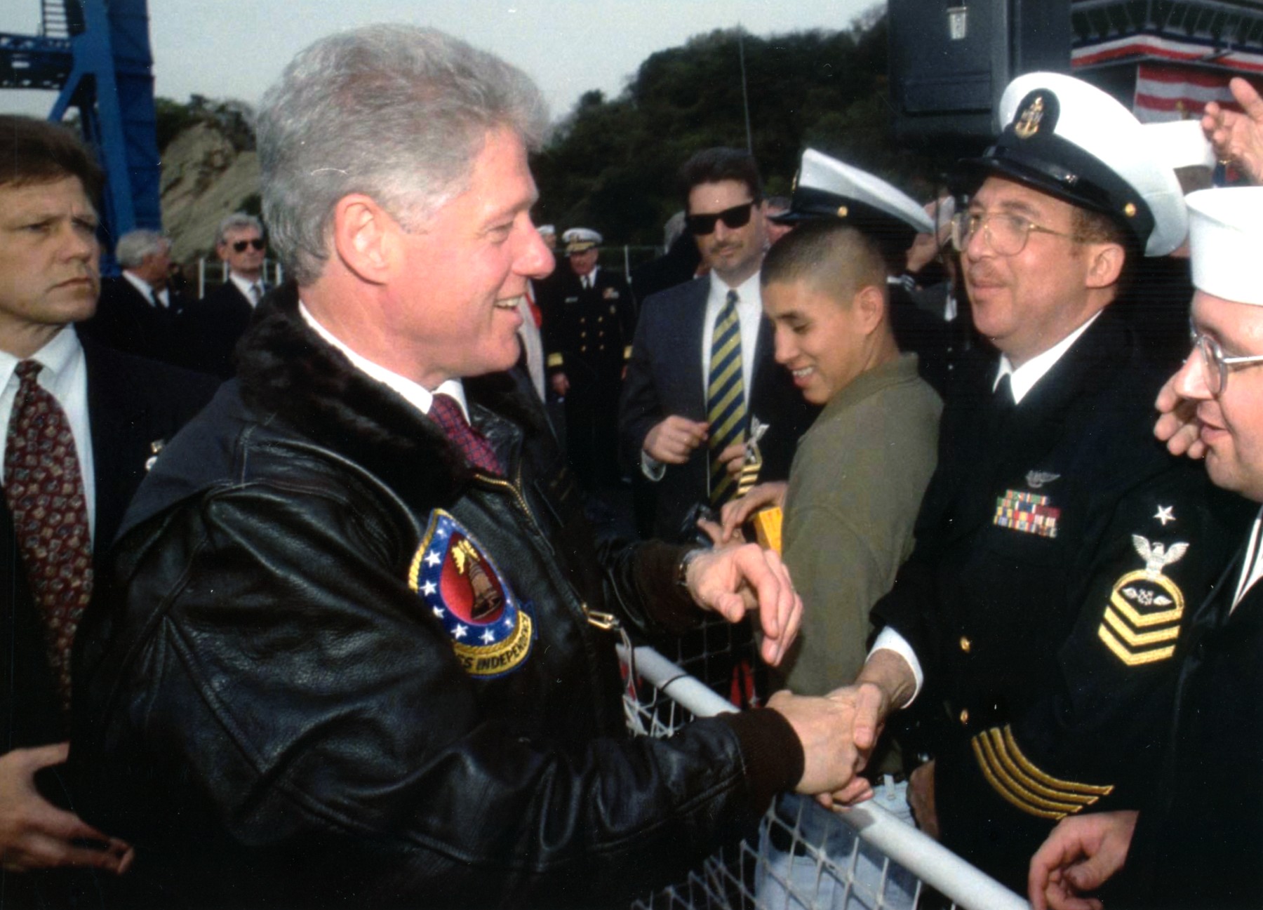 uss independence cv-62 forrestal class aircraft carrier president william bill clinton yokosuka 1996