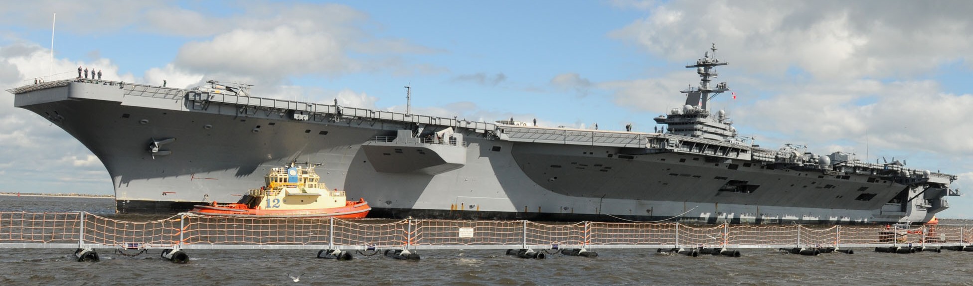 cvn-70 uss carl vinson nimitz class aircraft carrier us navy naval station mayport florida 131