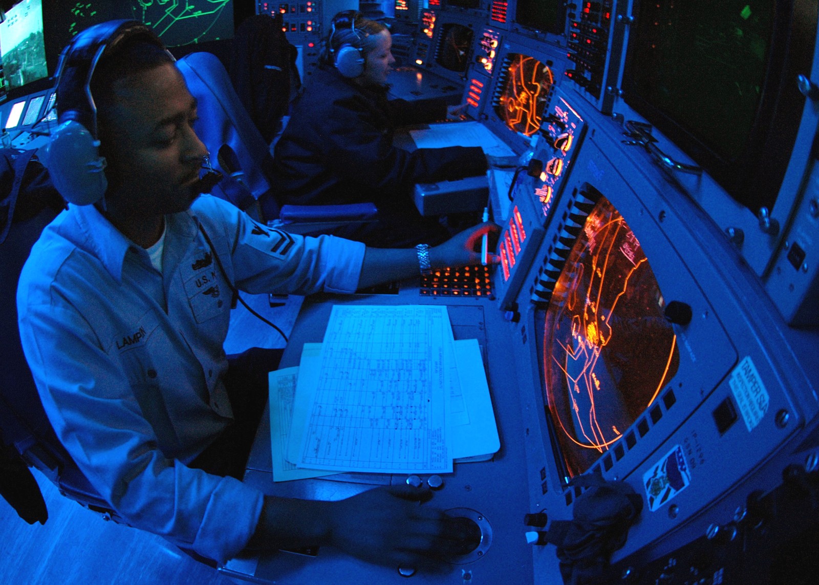 cvn-72 uss abraham lincoln nimitz class aircraft carrier us navy combat direction center cdc 95