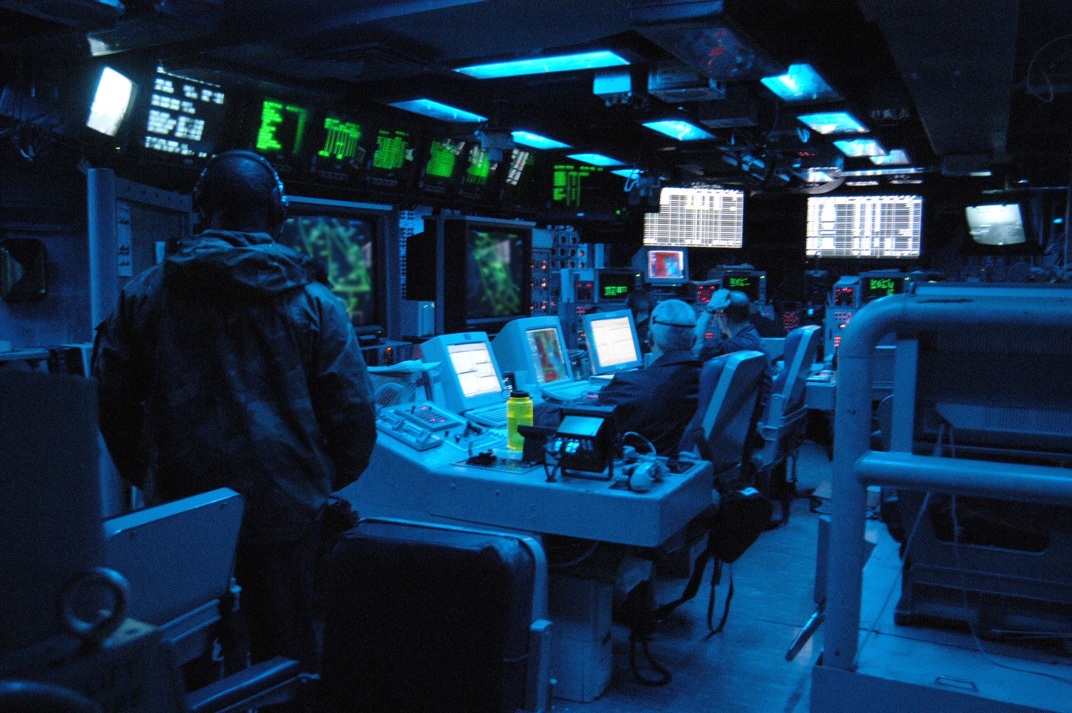cvn-72 uss abraham lincoln nimitz class aircraft carrier us navy combat direction center cdc 109
