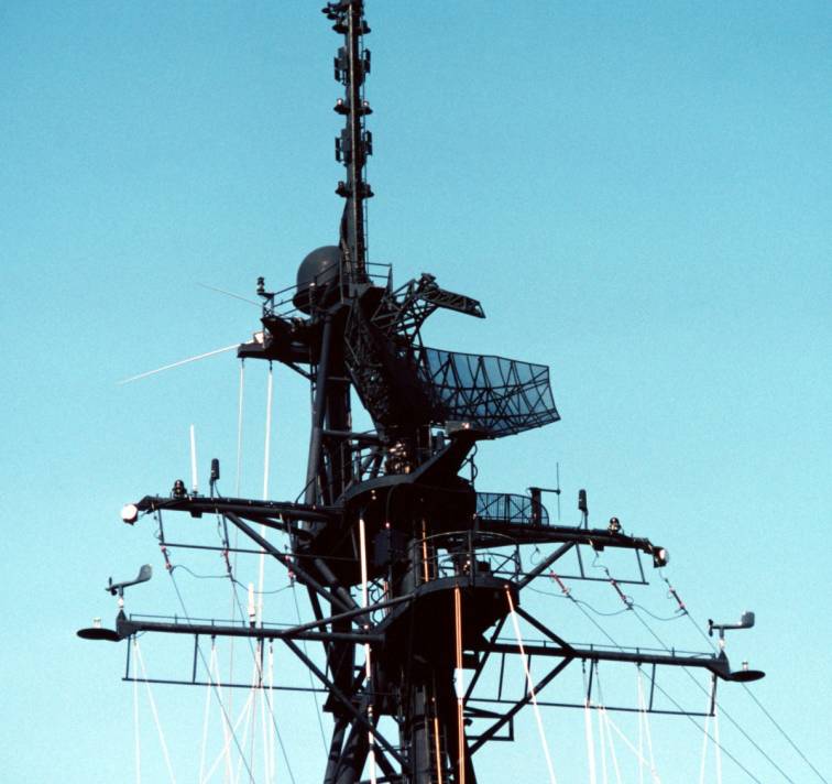 SPS-40 air search radar and SPS-10 surface search radar on the foremast of USS Richard E. Byrd DDG-23