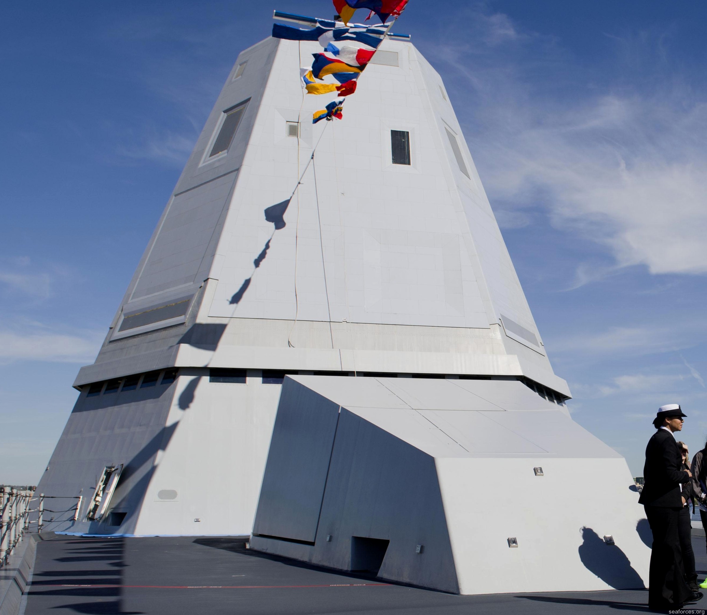 zumwalt class guided missile destroyer us navy ddg superstructure radar an/spy-3 aegis 63x