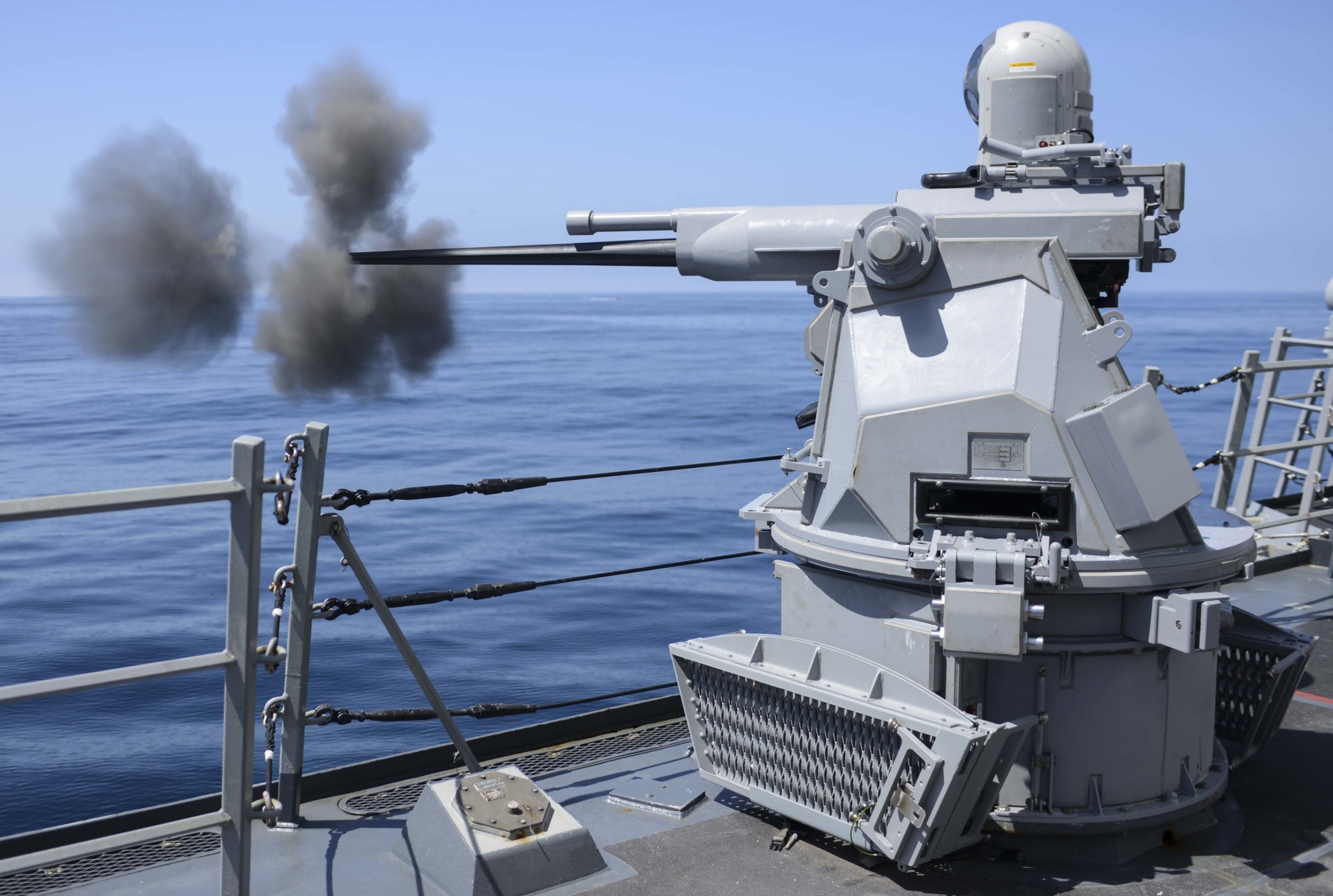 ddg-100 uss kidd arleigh burke class guided missile destroyer aegis us navy mk.38 mod.2 machine gun 32