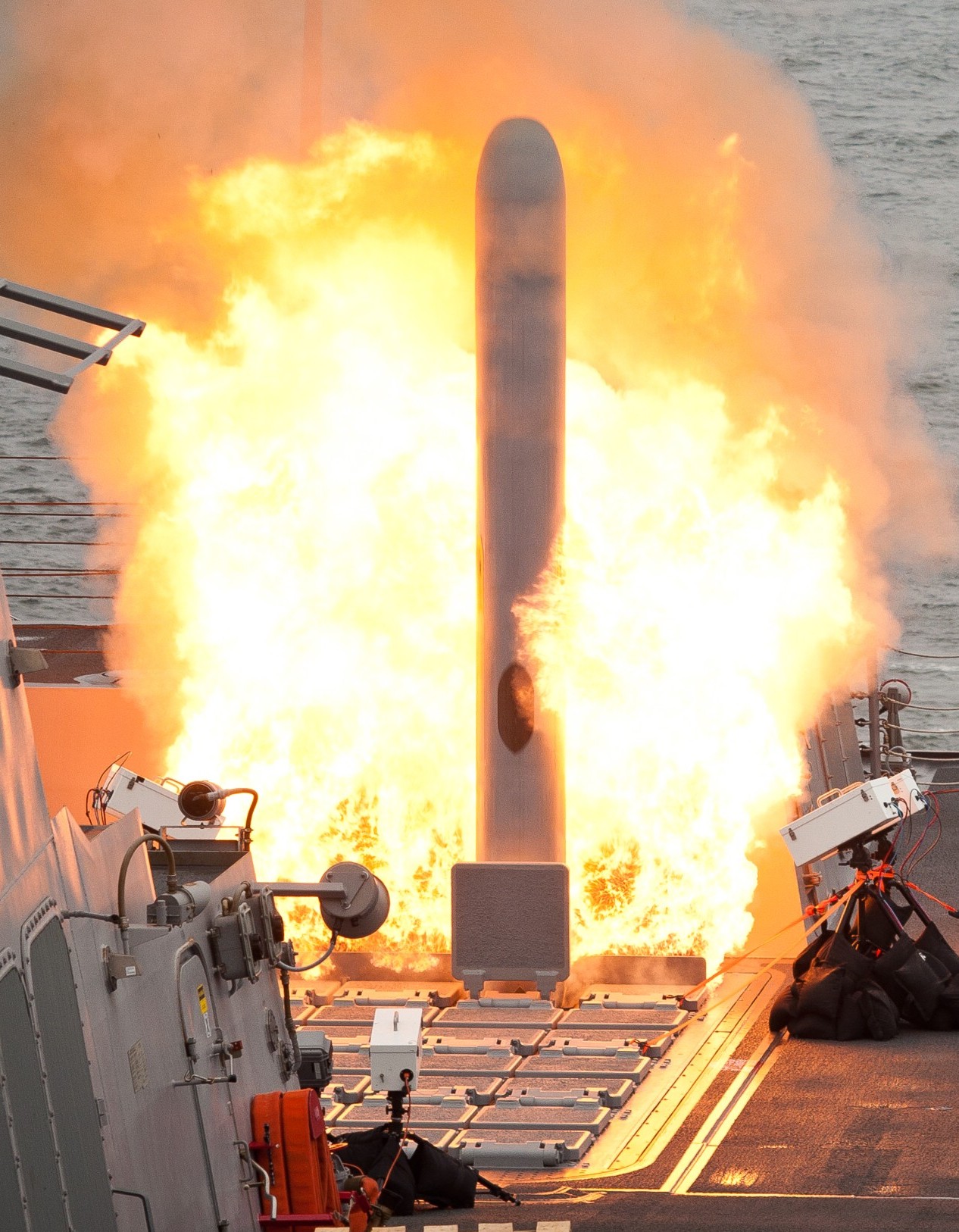 ddg-104 uss sterett arleigh burke class guided missile destroyer aegis us navy mk.41 vls bgm-109 tomahawk tlam 36
