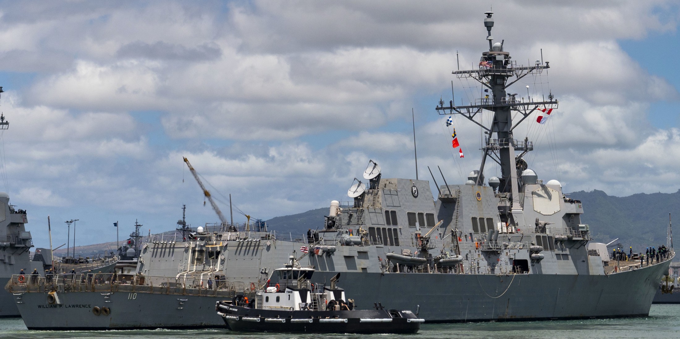 ddg-110 uss william p. lawrence arleigh burke class guided missile destroyer aegis us navy departing pearl harbor hickam 60