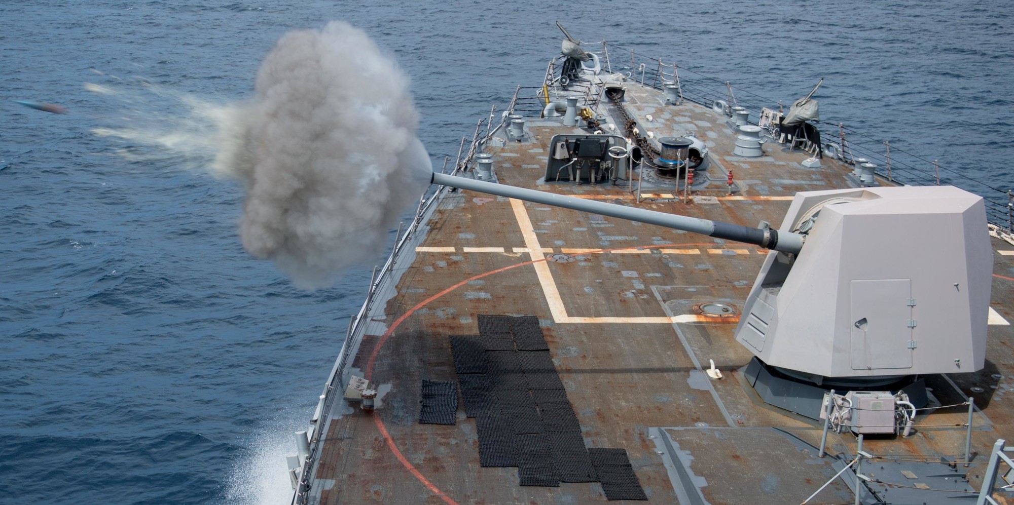 ddg-110 uss william p. lawrence arleigh burke class guided missile destroyer aegis us navy mk.45 mod.4 gun fire 75