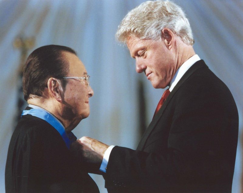 senator daniel ken inouye president bill clinton medal of honor