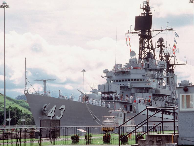 DDG-43 USS Dahlgren - panama canal