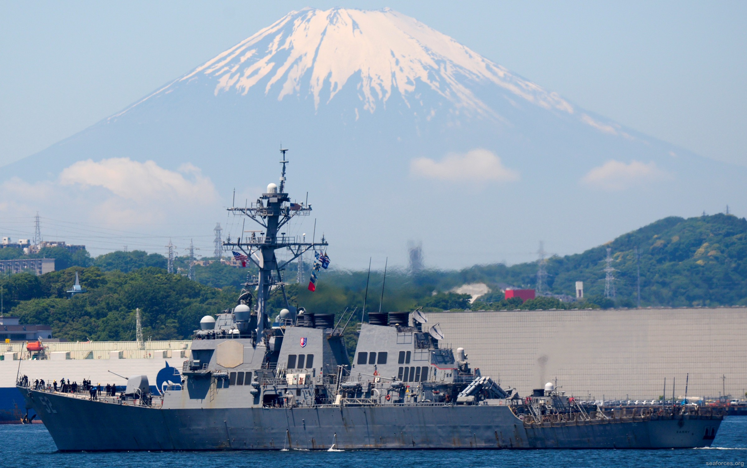 ddg-52 uss barry guided missile destroyer us navy 22 yokosuka japan mount fuji