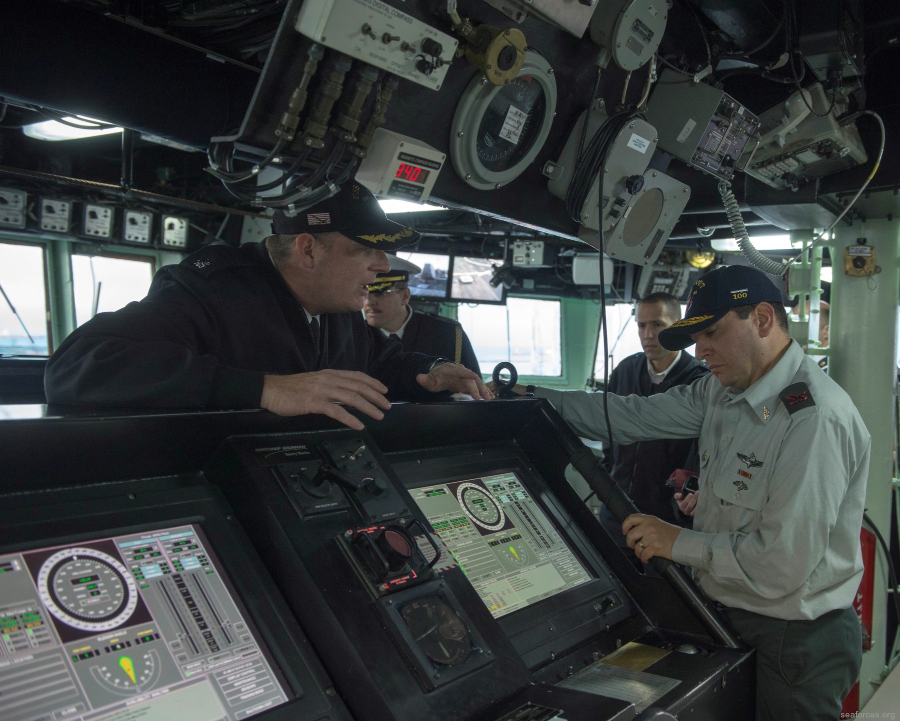 ddg-55 uss stout guided missile destroyer us navy 41 bridge helm