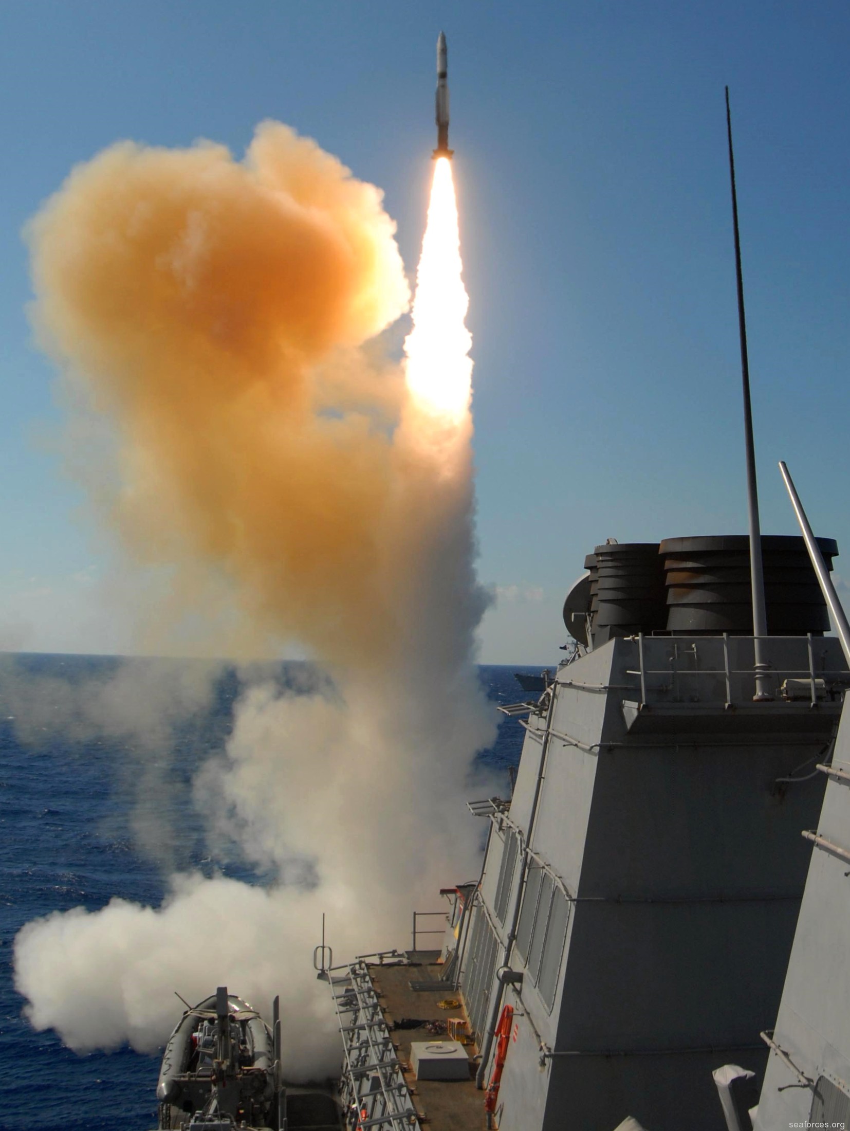 ddg-55 uss stout guided missile destroyer us navy 85 rim-66 standard missile sm-2mr launch