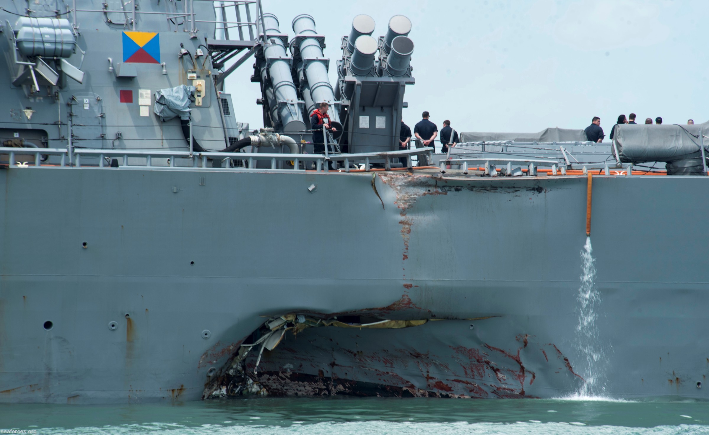 uss john s. mccain ddg-56 arleigh burke class destroyer us navy 06 collision damage singapore august 2017