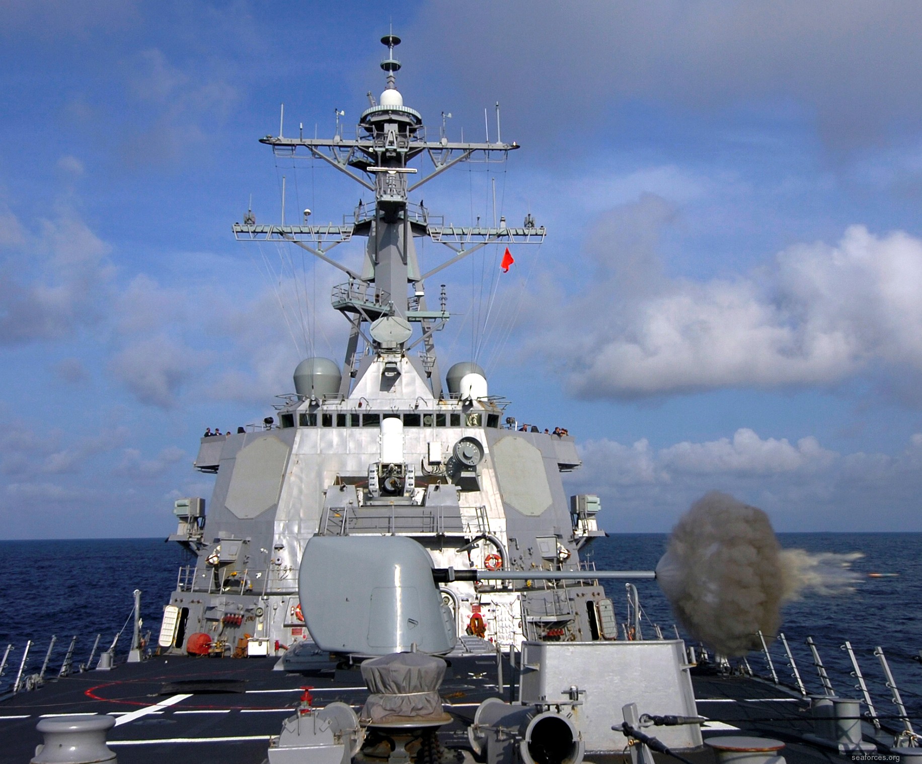 ddg-59 uss russell guided missile destroyer us navy 43 mk-45 mod.2 gun fire