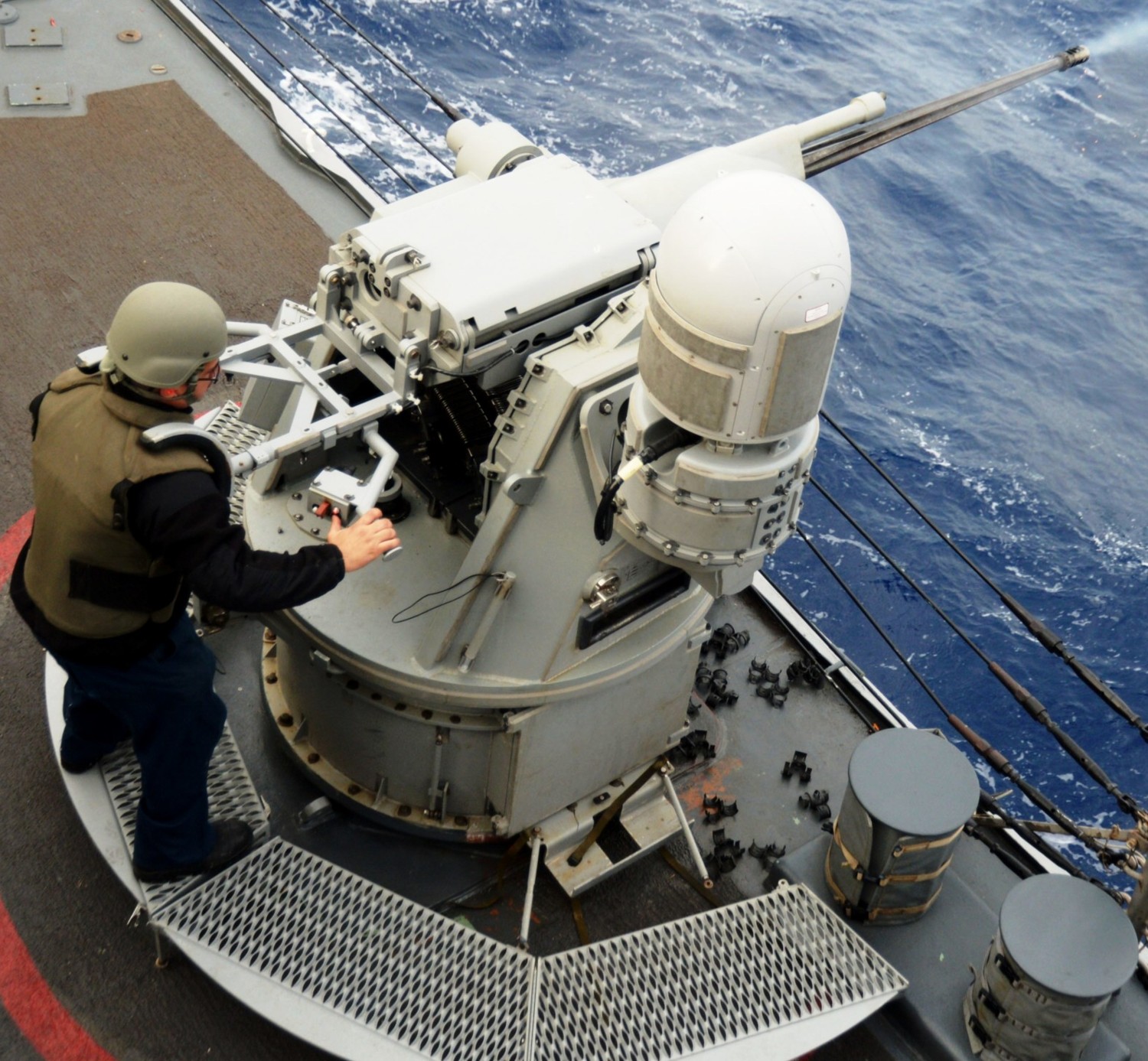 ddg-61 uss ramage guided missile destroyer arleigh burke class aegis us navy mk.38 mod.1 machine gun 21