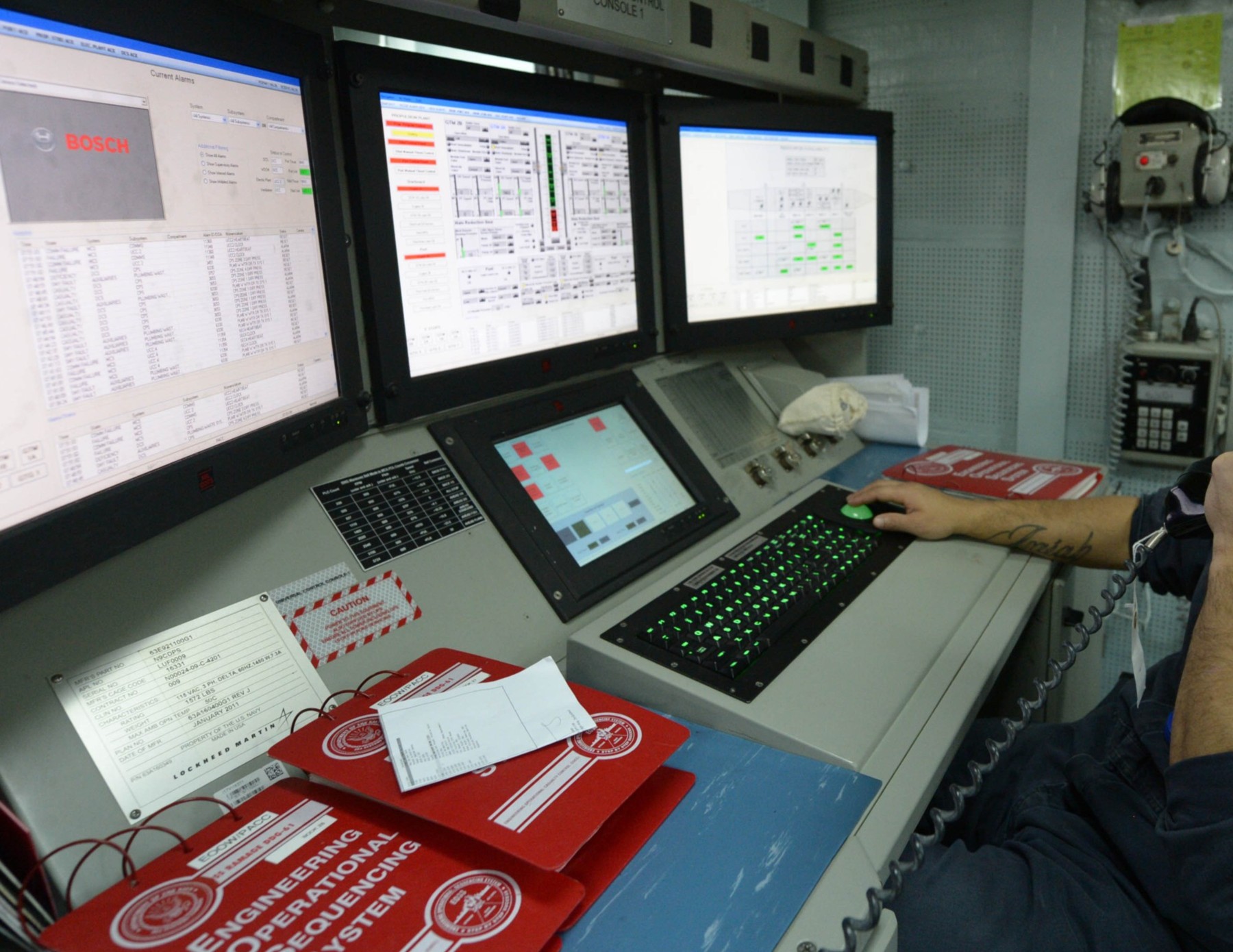 ddg-61 uss ramage guided missile destroyer arleigh burke class aegis us navy central control station 85