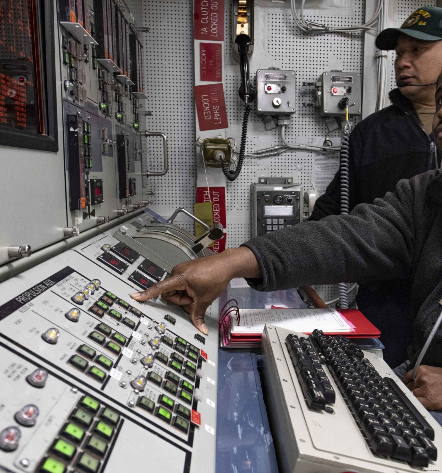 ddg-64 uss carney guided missile destroyer arleigh burke class 98 control room console engineering propulsion