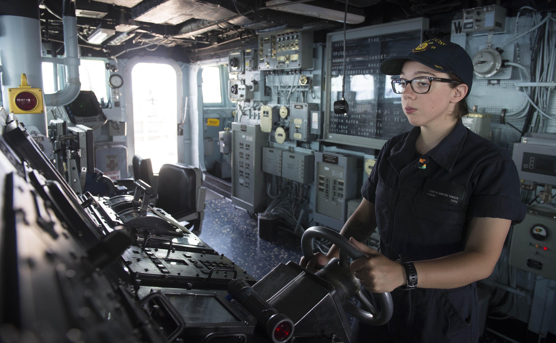 ddg-71 uss ross guided missile destroyer arleigh burke class aegis bmd 28 helm steering