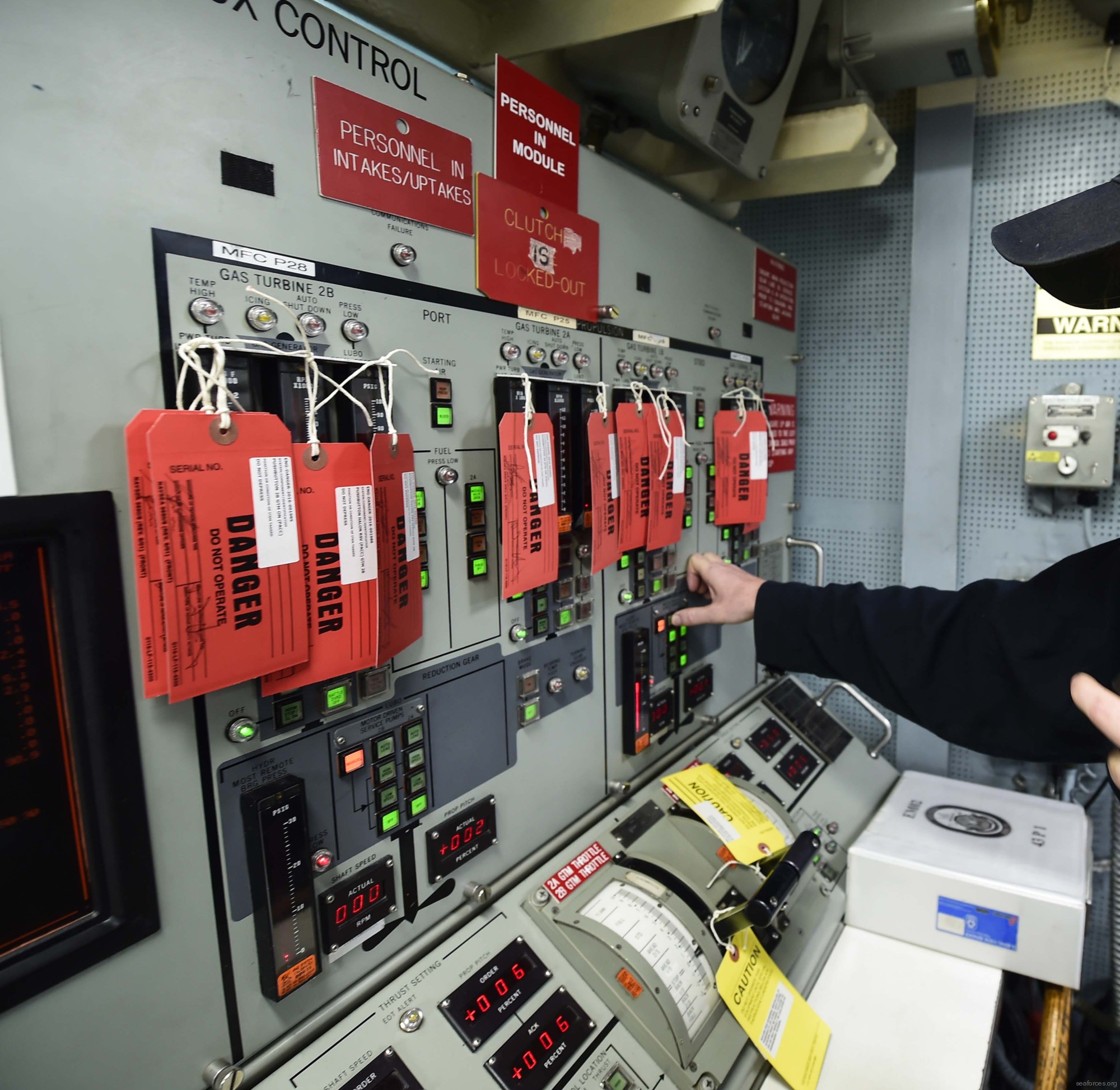ddg-71 uss ross guided missile destroyer arleigh burke class aegis bmd 38 gas turbine control console