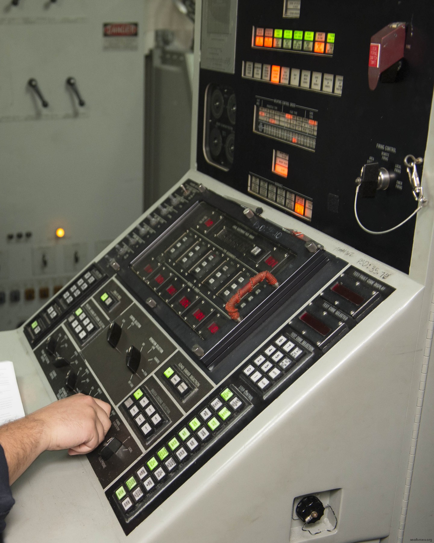 ddg-71 uss ross guided missile destroyer arleigh burke class aegis bmd 59 mk. 45 gun control console