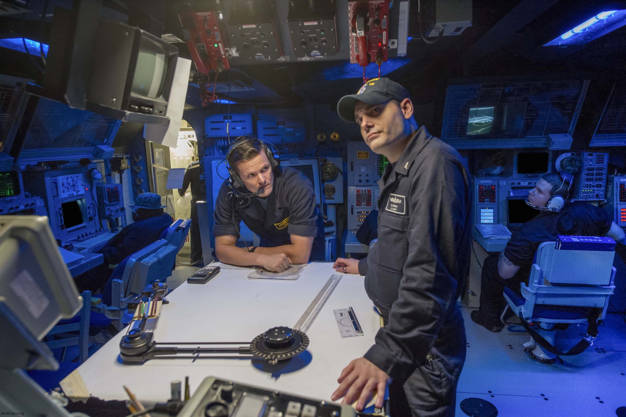 ddg-72 uss mahan guided missile destroyer arleigh burke class aegis bmd 11 combat information center cic
